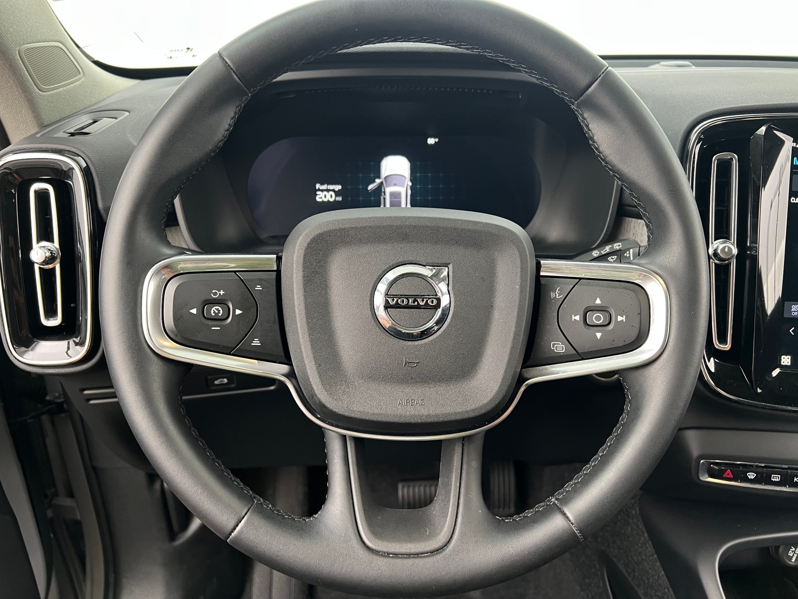 Thumbnail: 2025 Volvo XC40 - 4