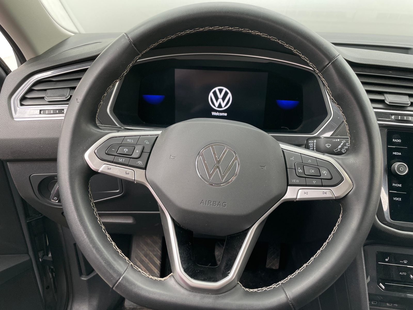Thumbnail: 2022 Volkswagen Tiguan - 4