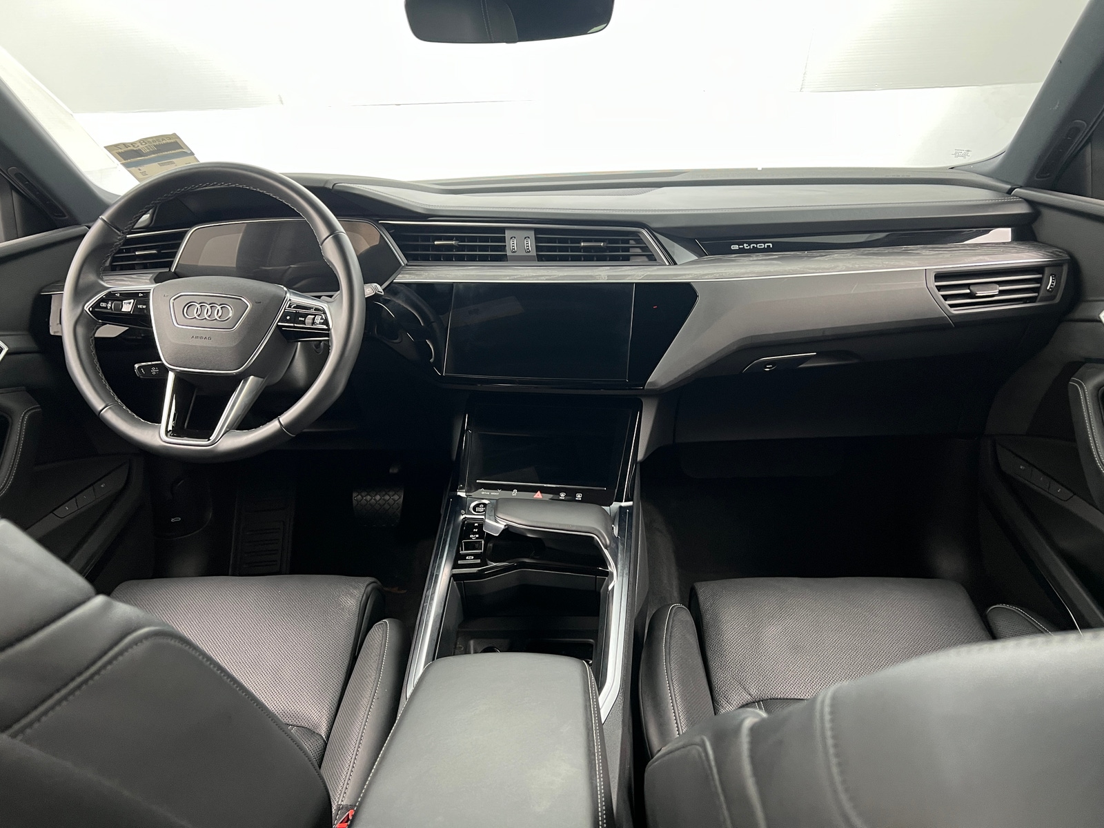 Thumbnail: 2022 Audi e-tron - 2