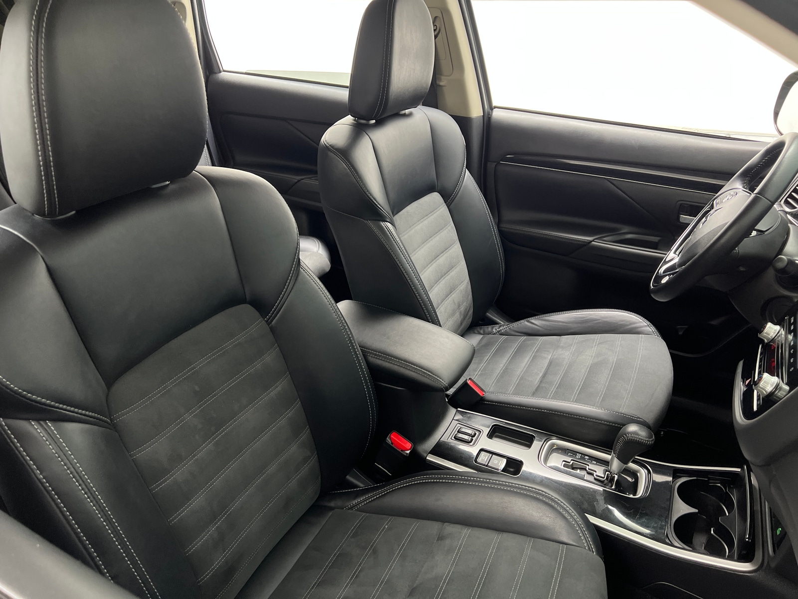 Thumbnail: 2020 Mitsubishi Outlander - 2