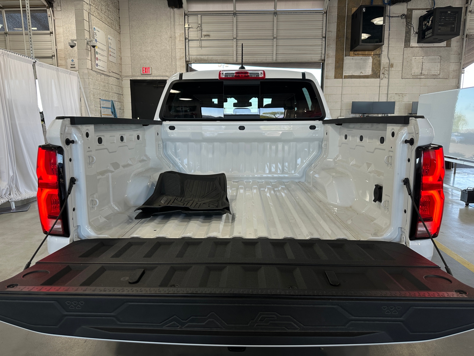 Thumbnail: 2023 Chevrolet Colorado - 6