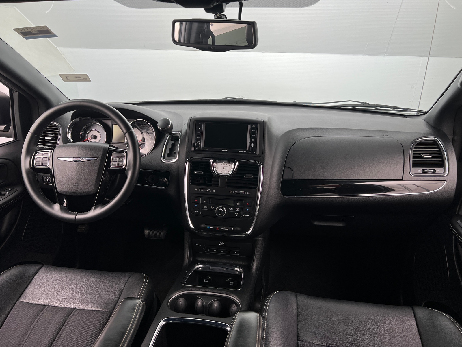 Thumbnail: 2014 Chrysler Town & Country - 2