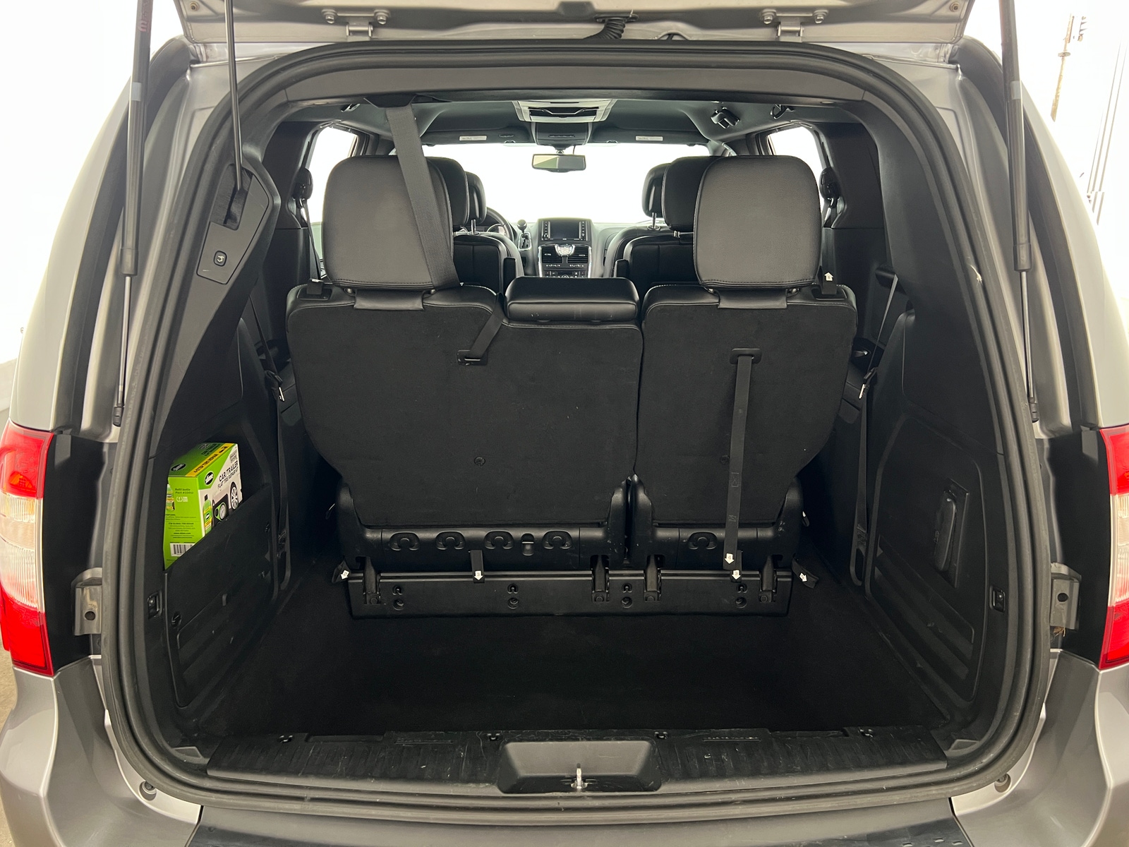 Thumbnail: 2014 Chrysler Town & Country - 6