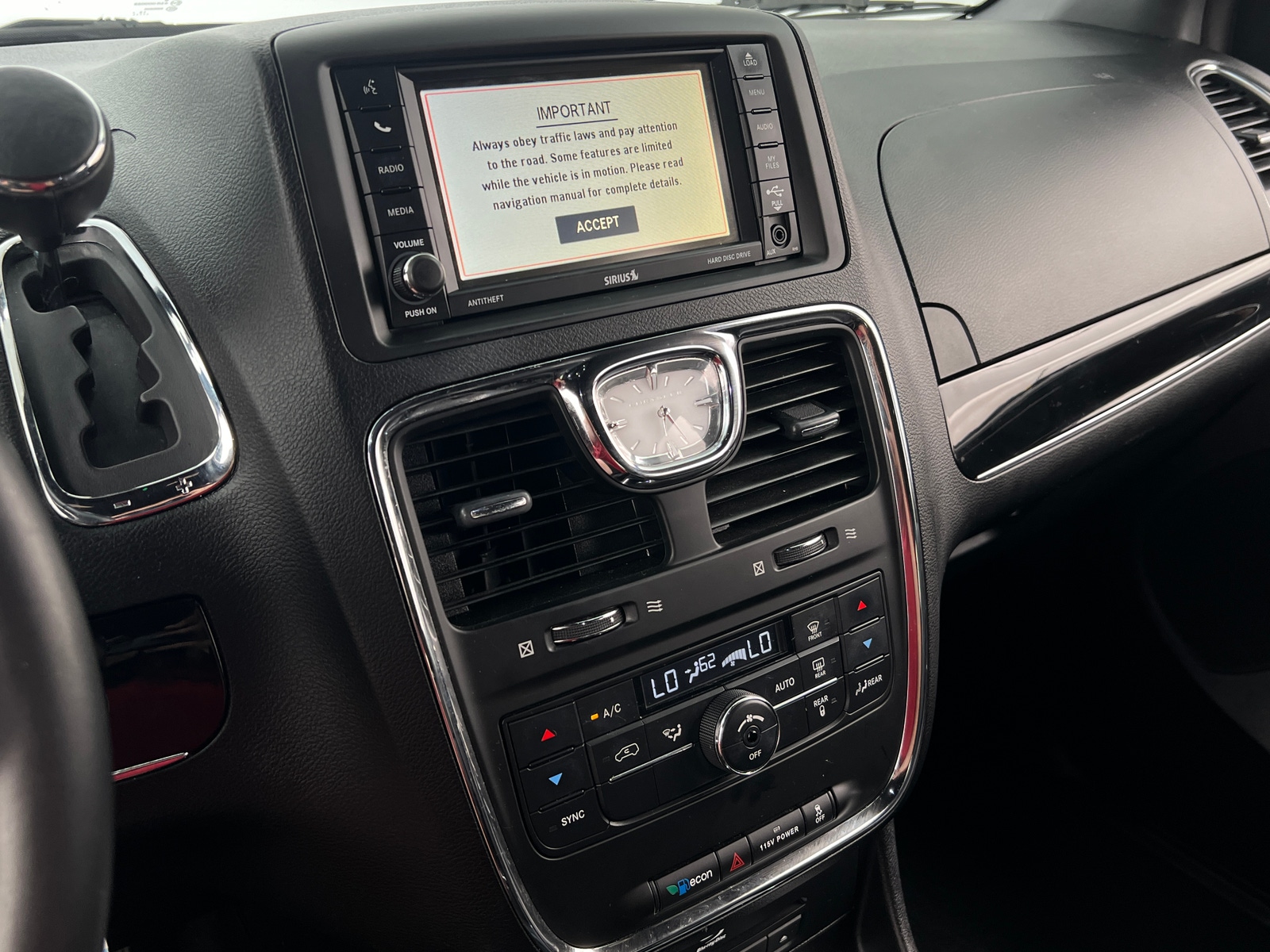 Thumbnail: 2014 Chrysler Town & Country - 3