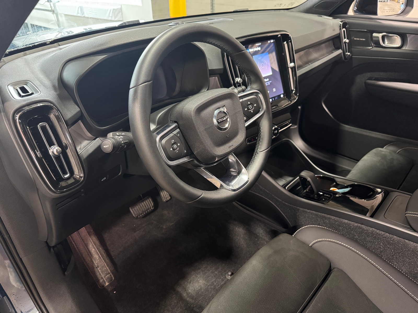 Thumbnail: 2023 Volvo XC40 - 3