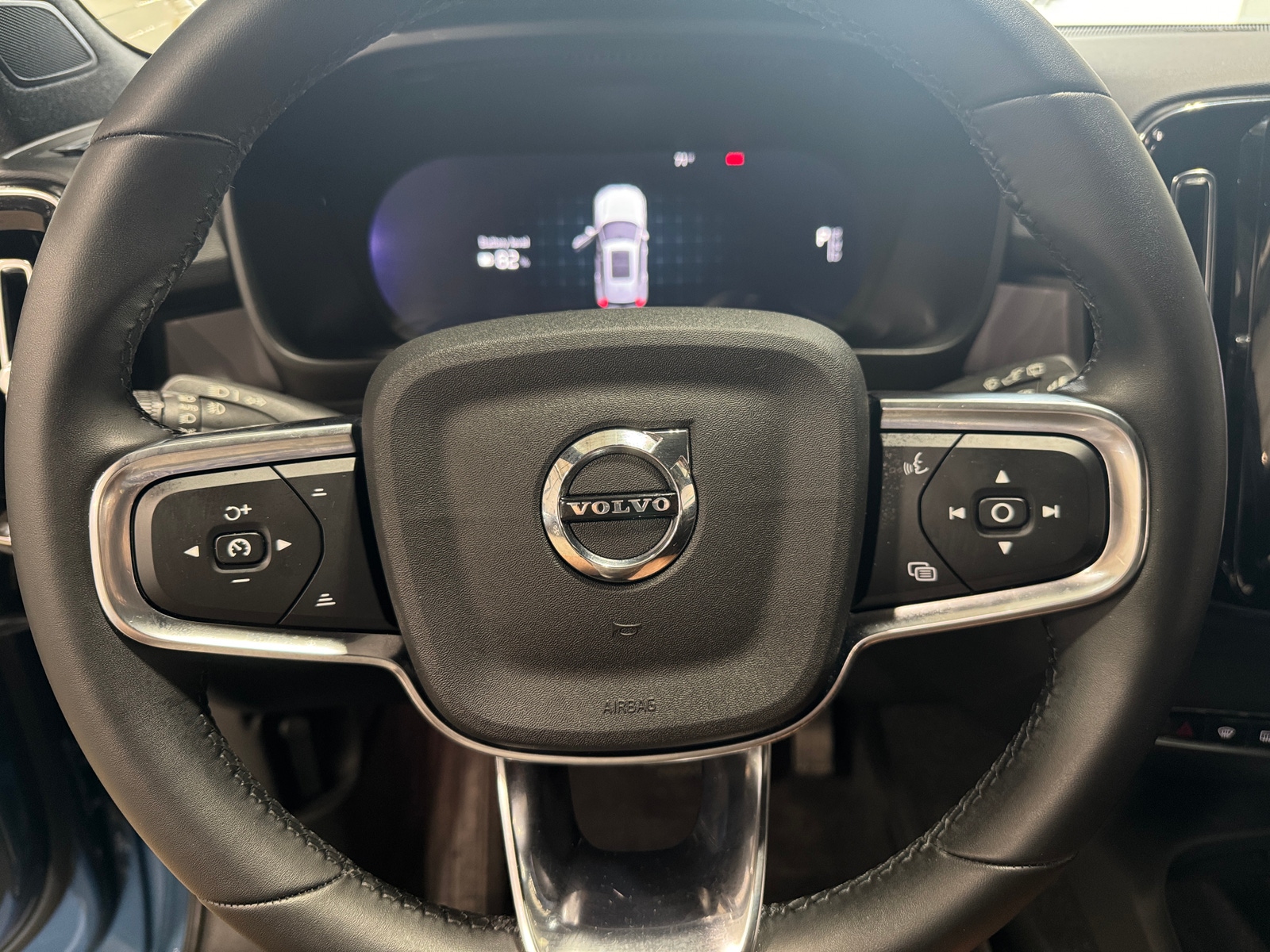 Thumbnail: 2023 Volvo XC40 - 5