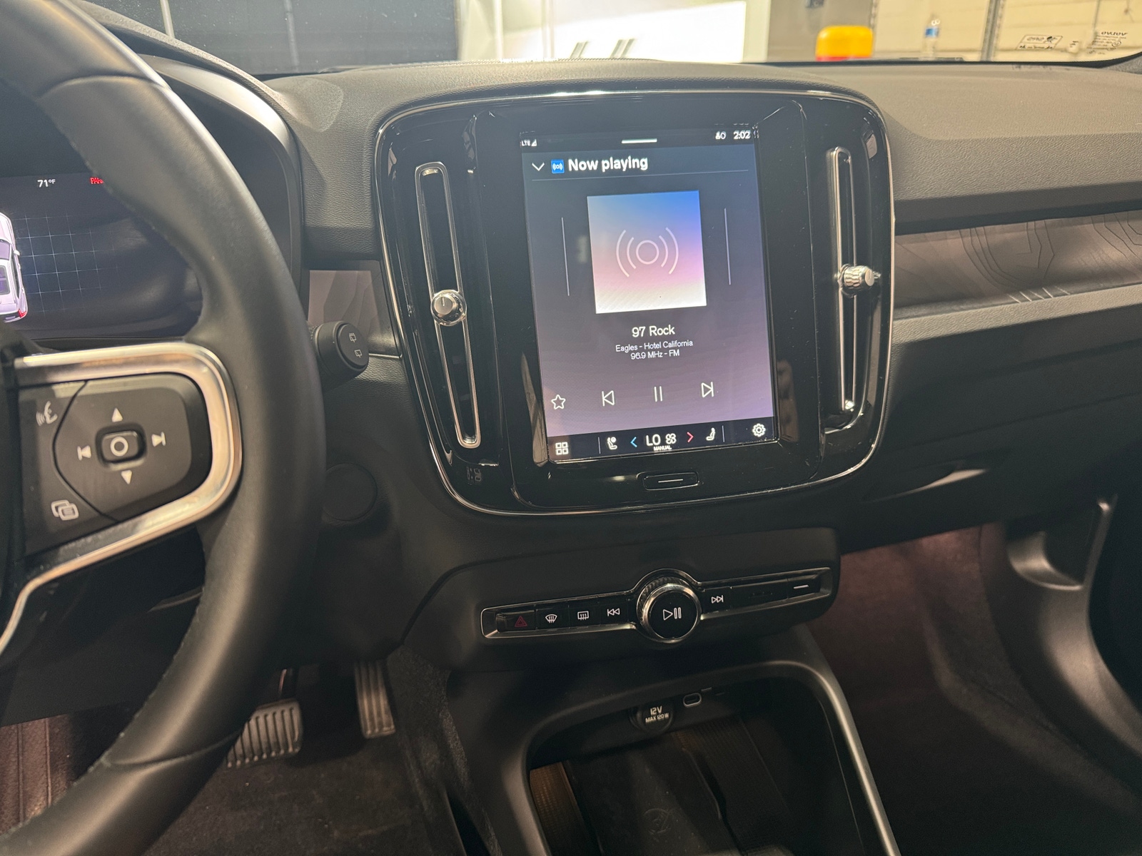 Thumbnail: 2023 Volvo XC40 - 4