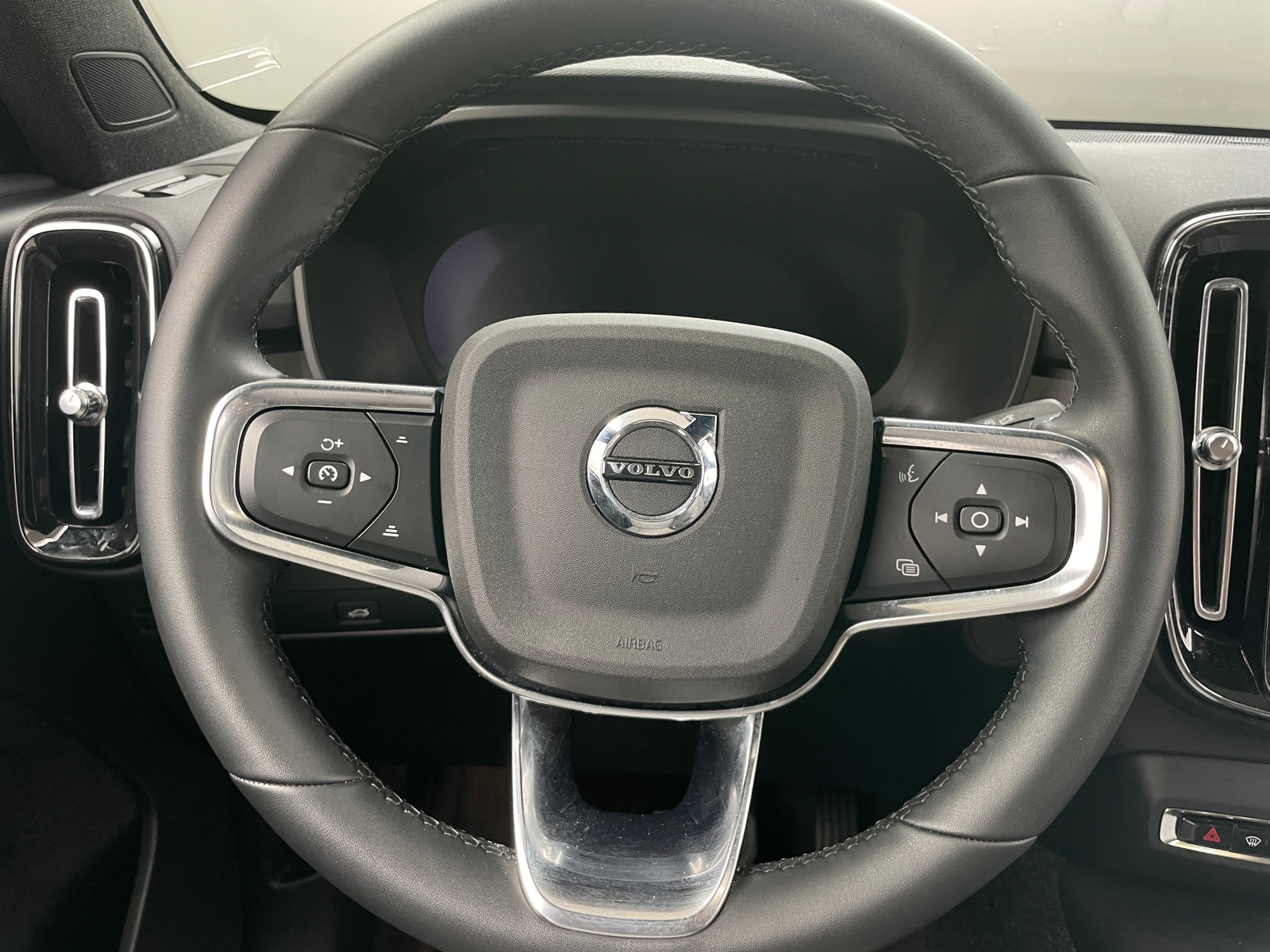 Thumbnail: 2023 Volvo C40 - 5