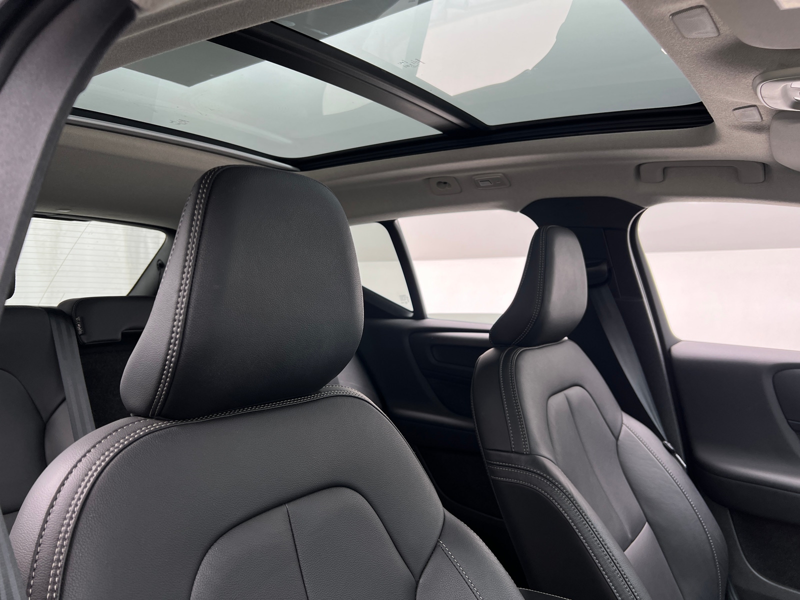 Thumbnail: 2025 Volvo XC40 - 2