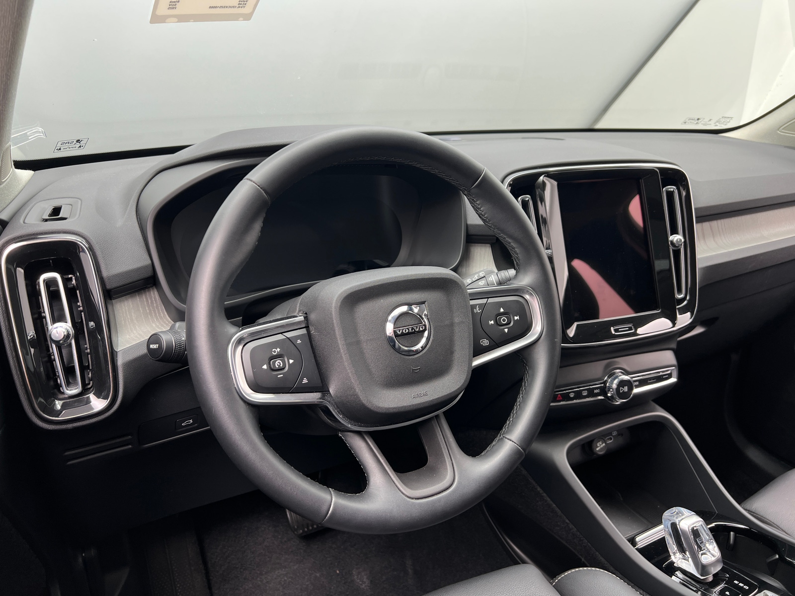 Thumbnail: 2025 Volvo XC40 - 5