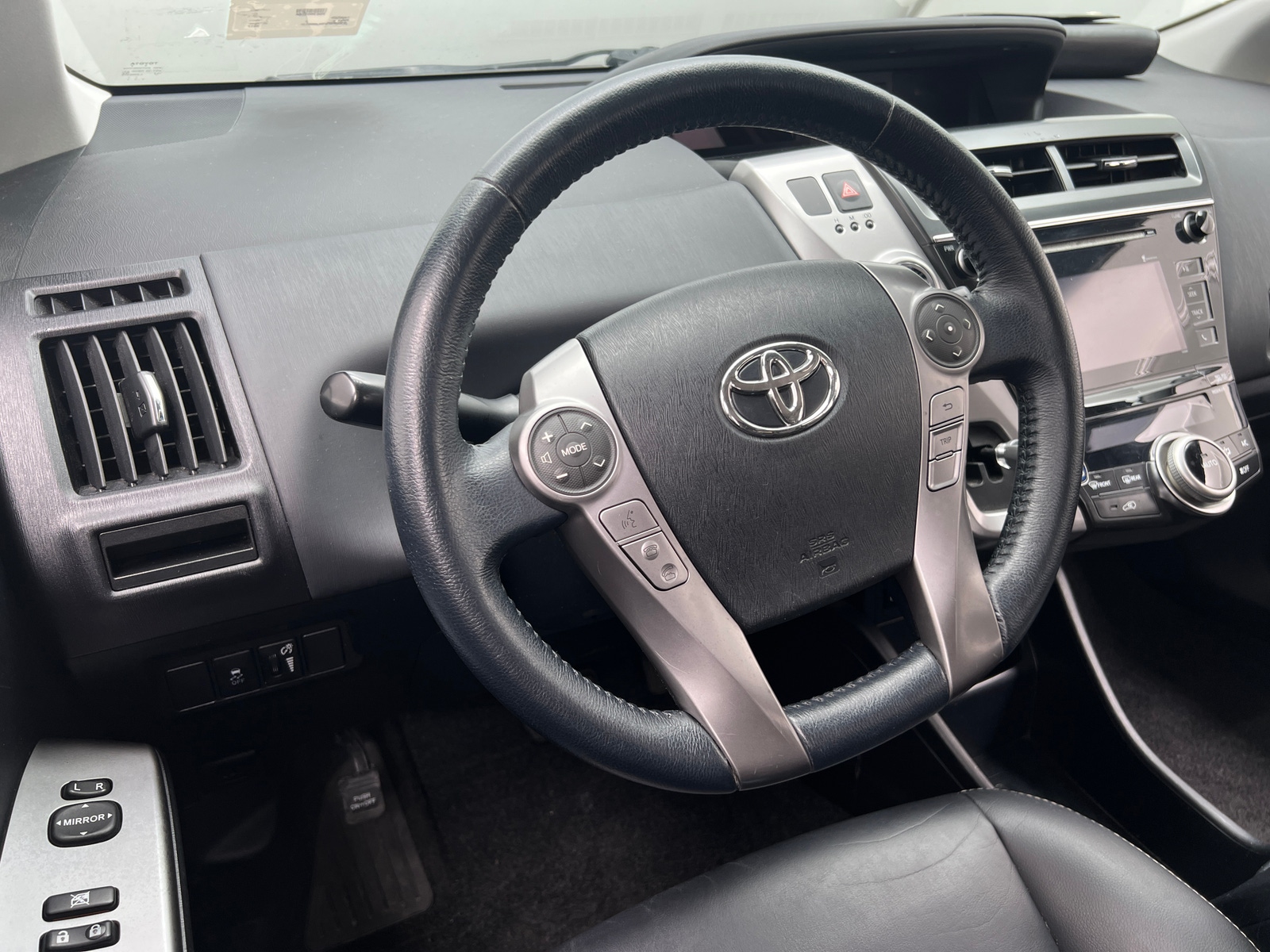 Thumbnail: 2017 Toyota Prius v - 4
