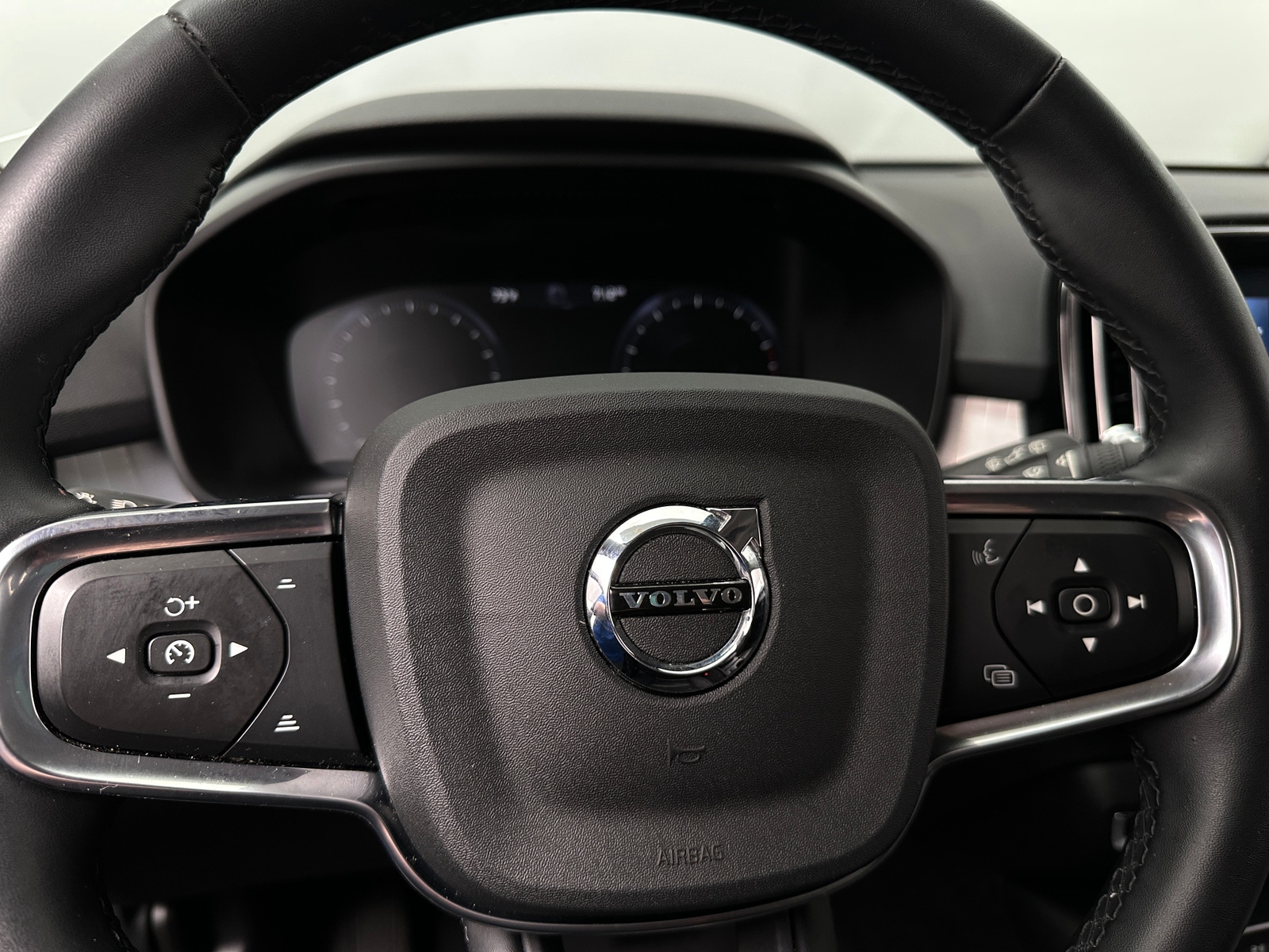 Thumbnail: 2022 Volvo XC40 - 4