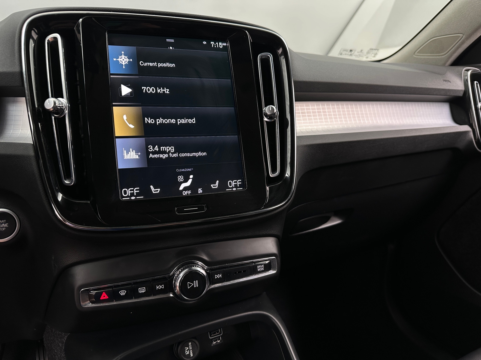 Thumbnail: 2022 Volvo XC40 - 3