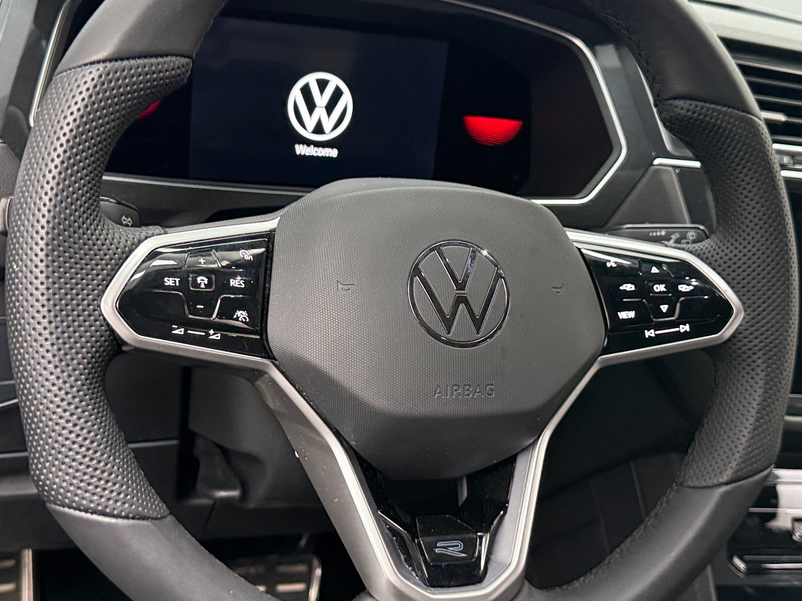 Thumbnail: 2022 Volkswagen Tiguan - 4