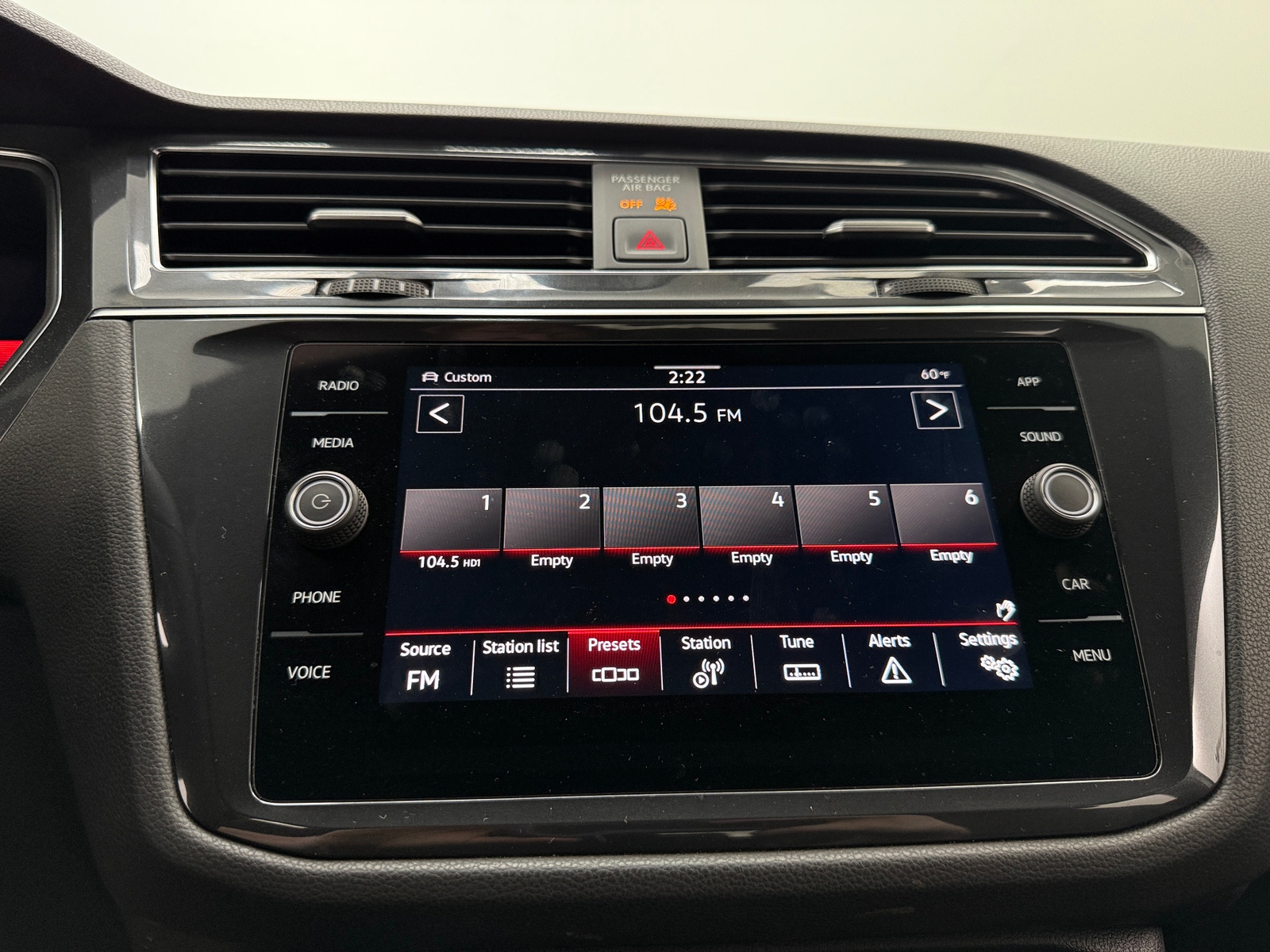 Thumbnail: 2022 Volkswagen Tiguan - 3