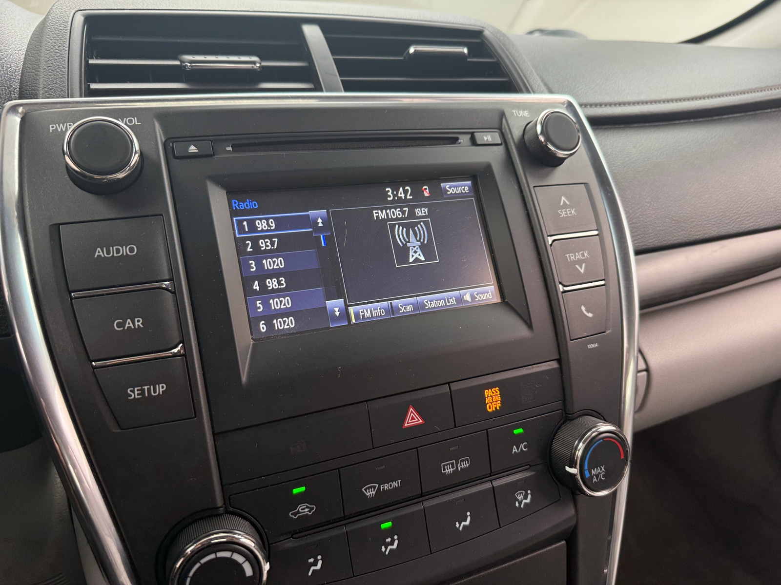 Thumbnail: 2017 Toyota Camry - 4