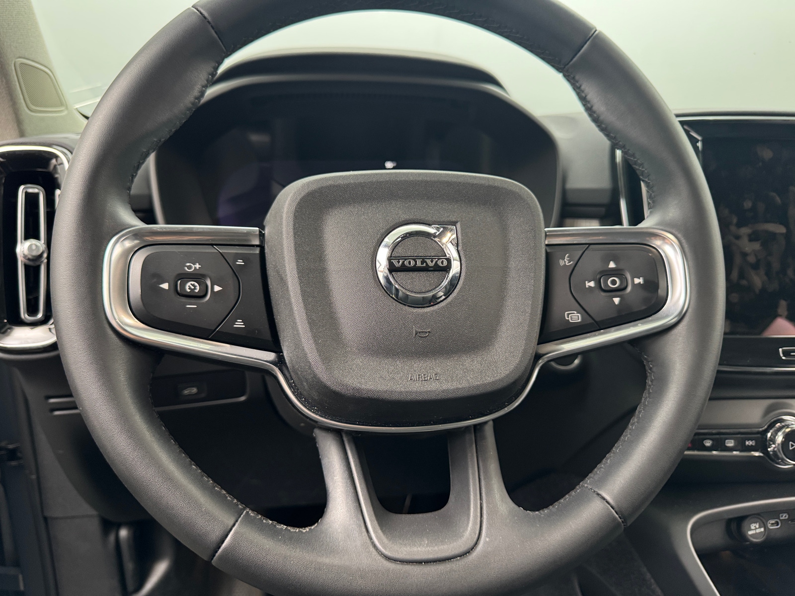 Thumbnail: 2023 Volvo XC40 - 5