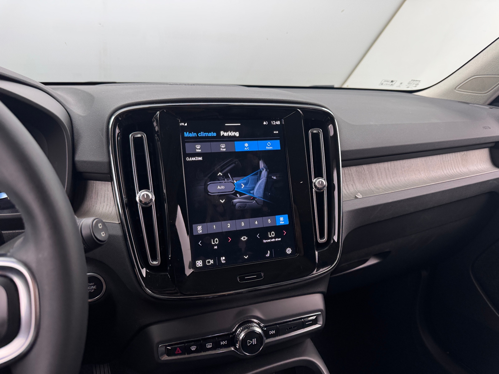 Thumbnail: 2023 Volvo XC40 - 4