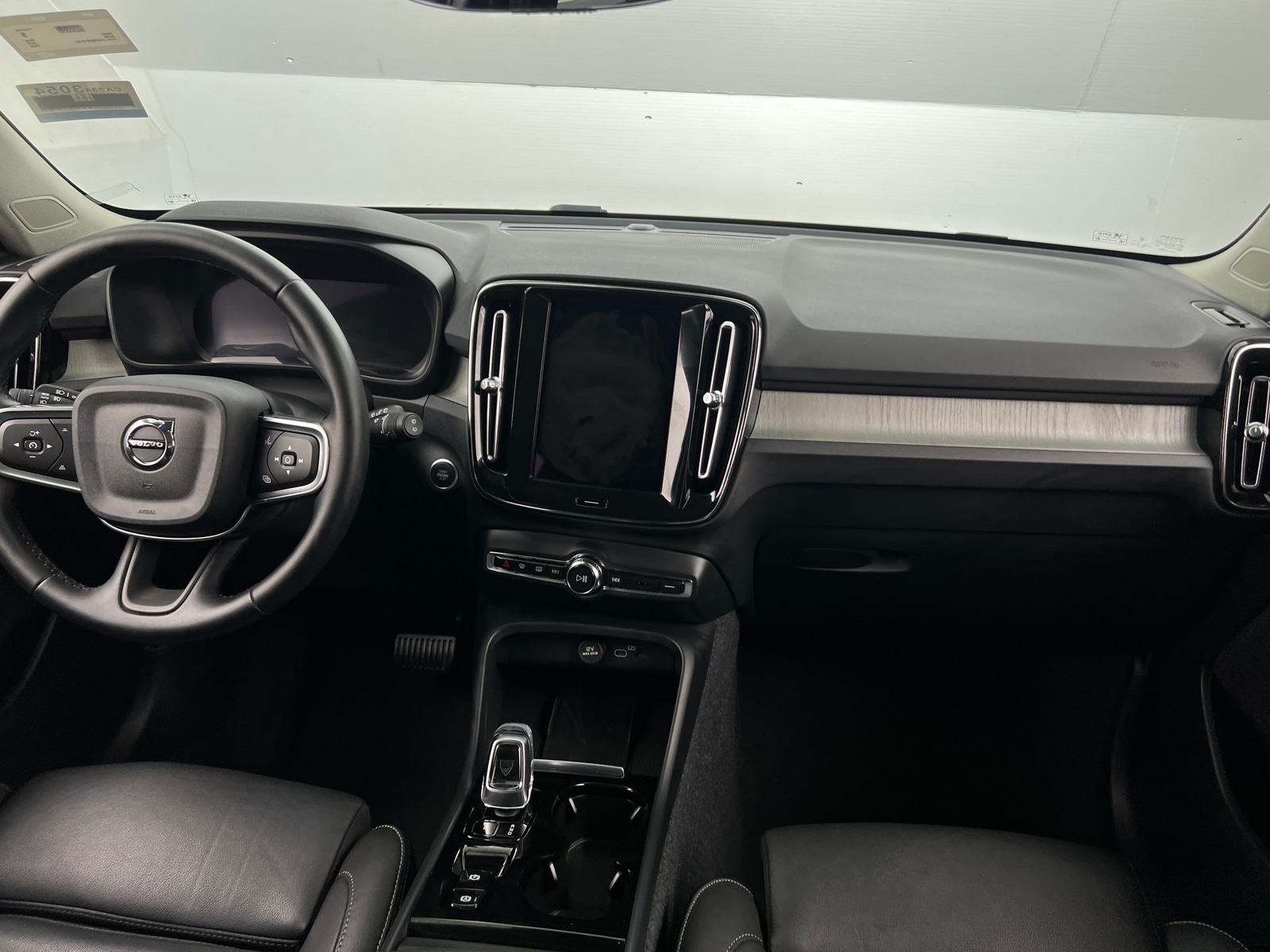 Thumbnail: 2025 Volvo XC40 - 2