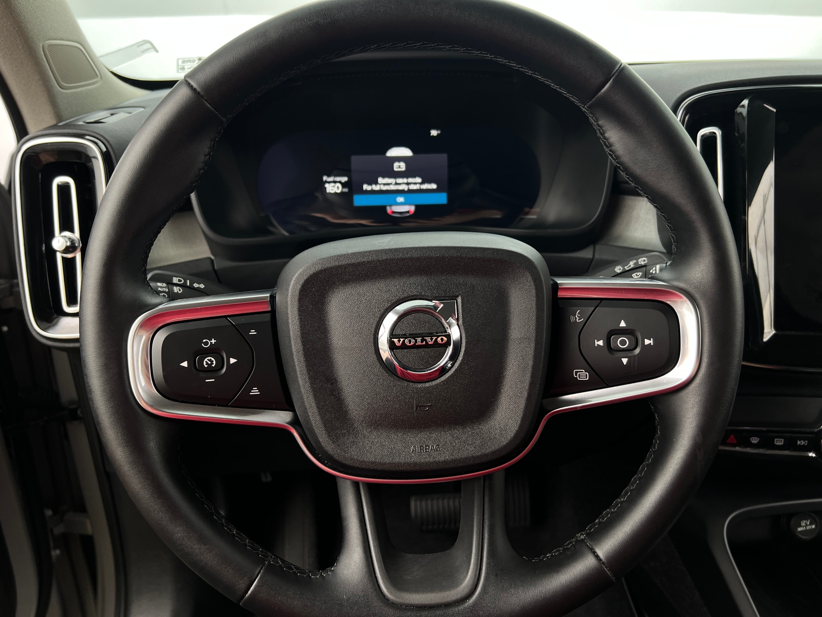 Thumbnail: 2025 Volvo XC40 - 4