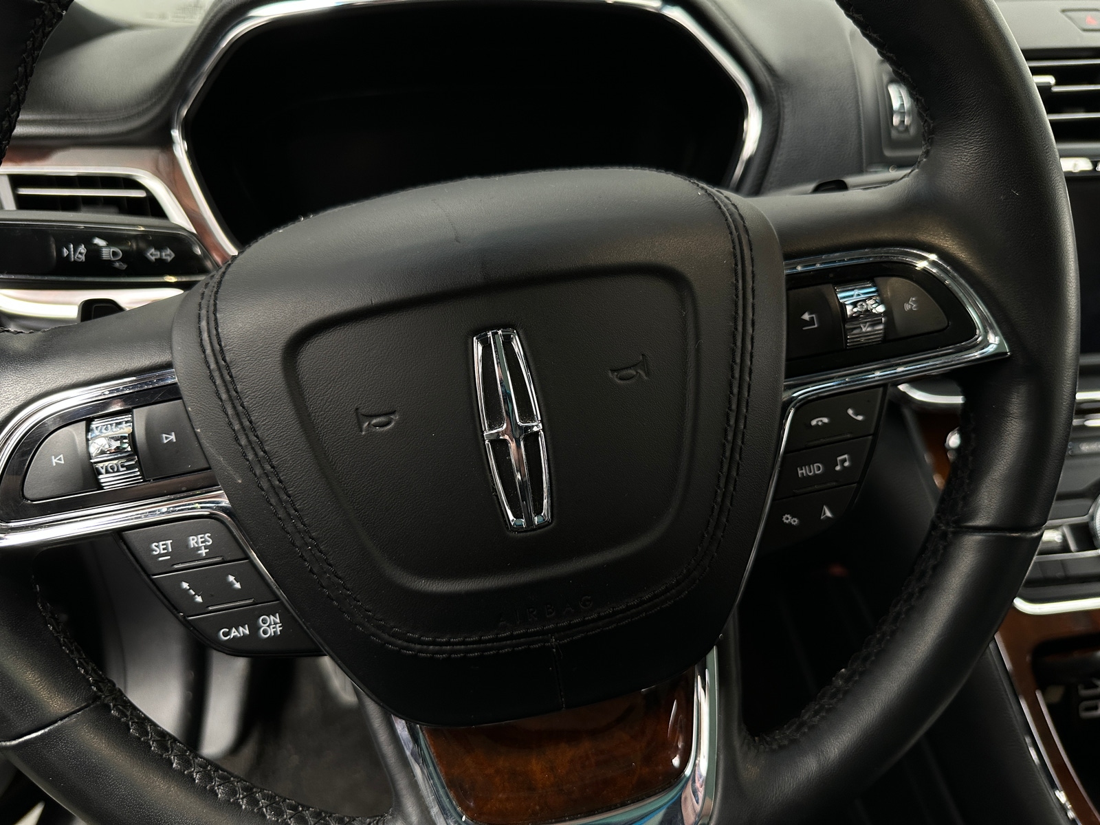 Thumbnail: 2019 Lincoln Continental - 4