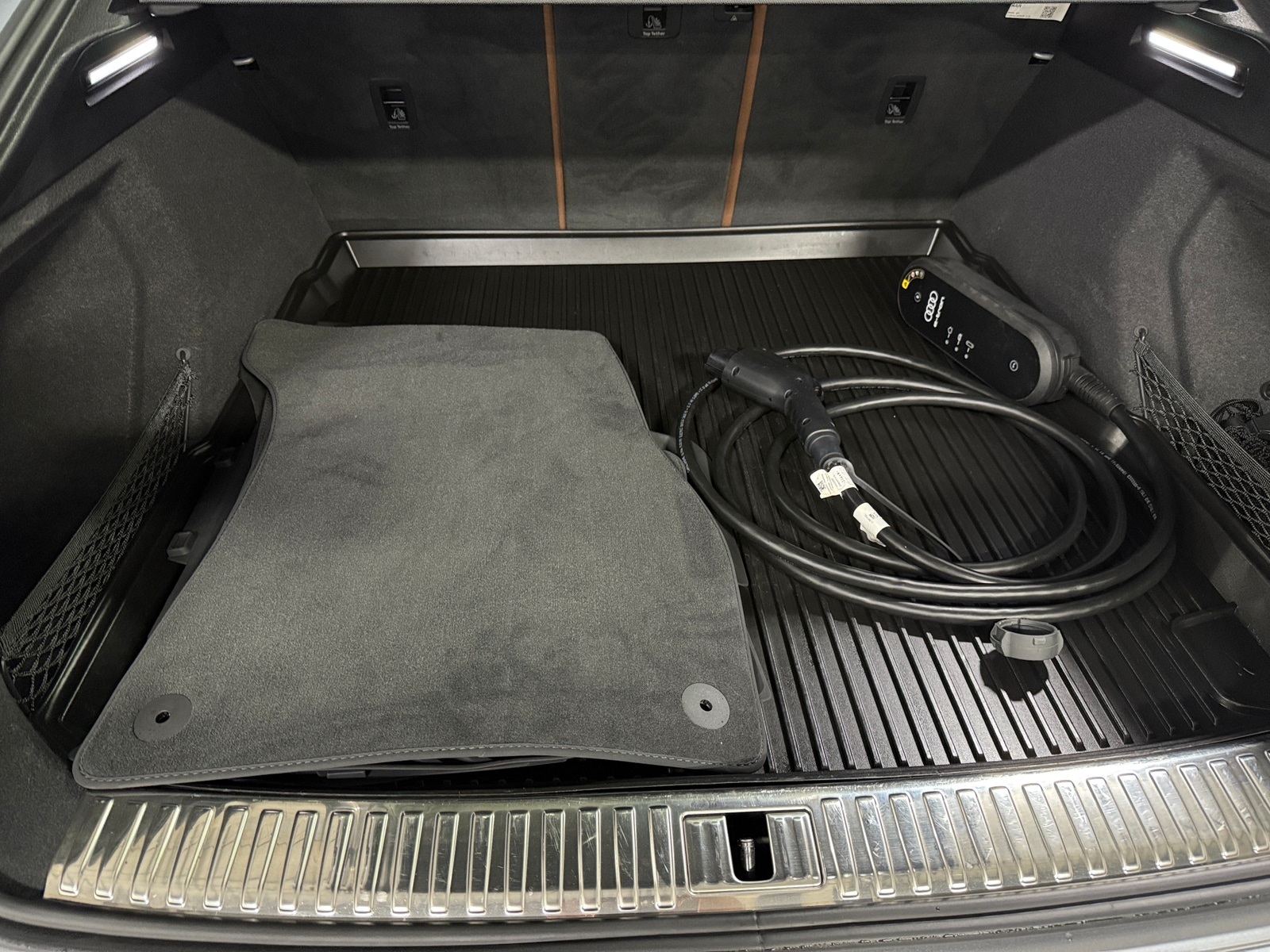 Thumbnail: 2022 Audi e-tron S - 6