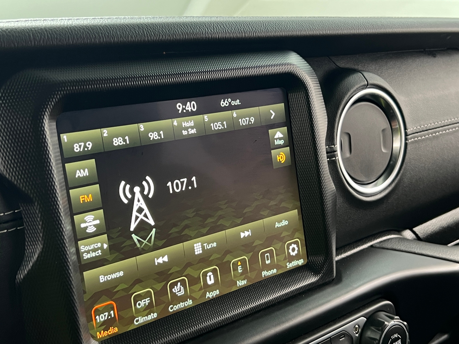 Thumbnail: 2022 Jeep Wrangler - 3