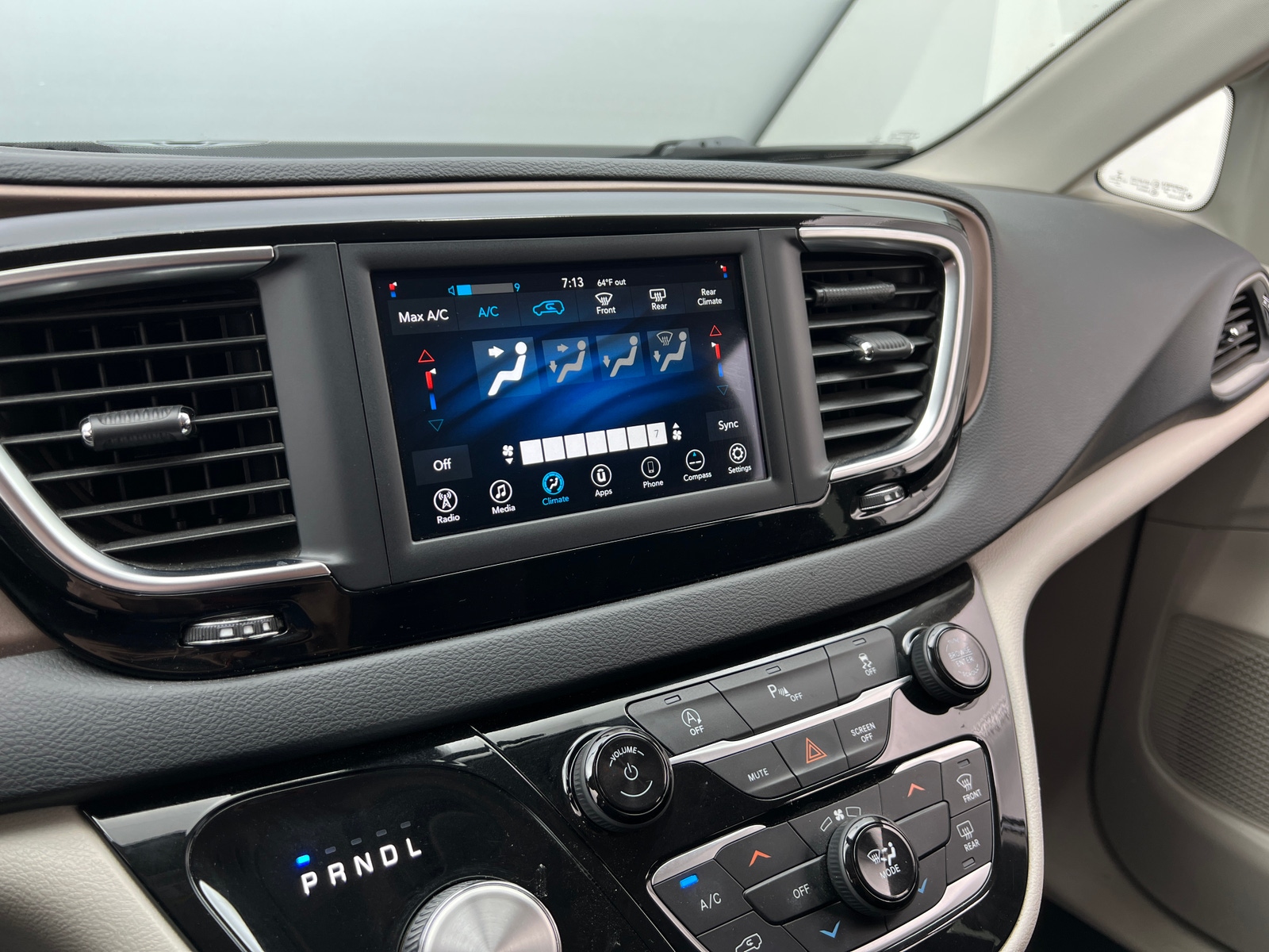 Thumbnail: 2020 Chrysler Voyager - 4