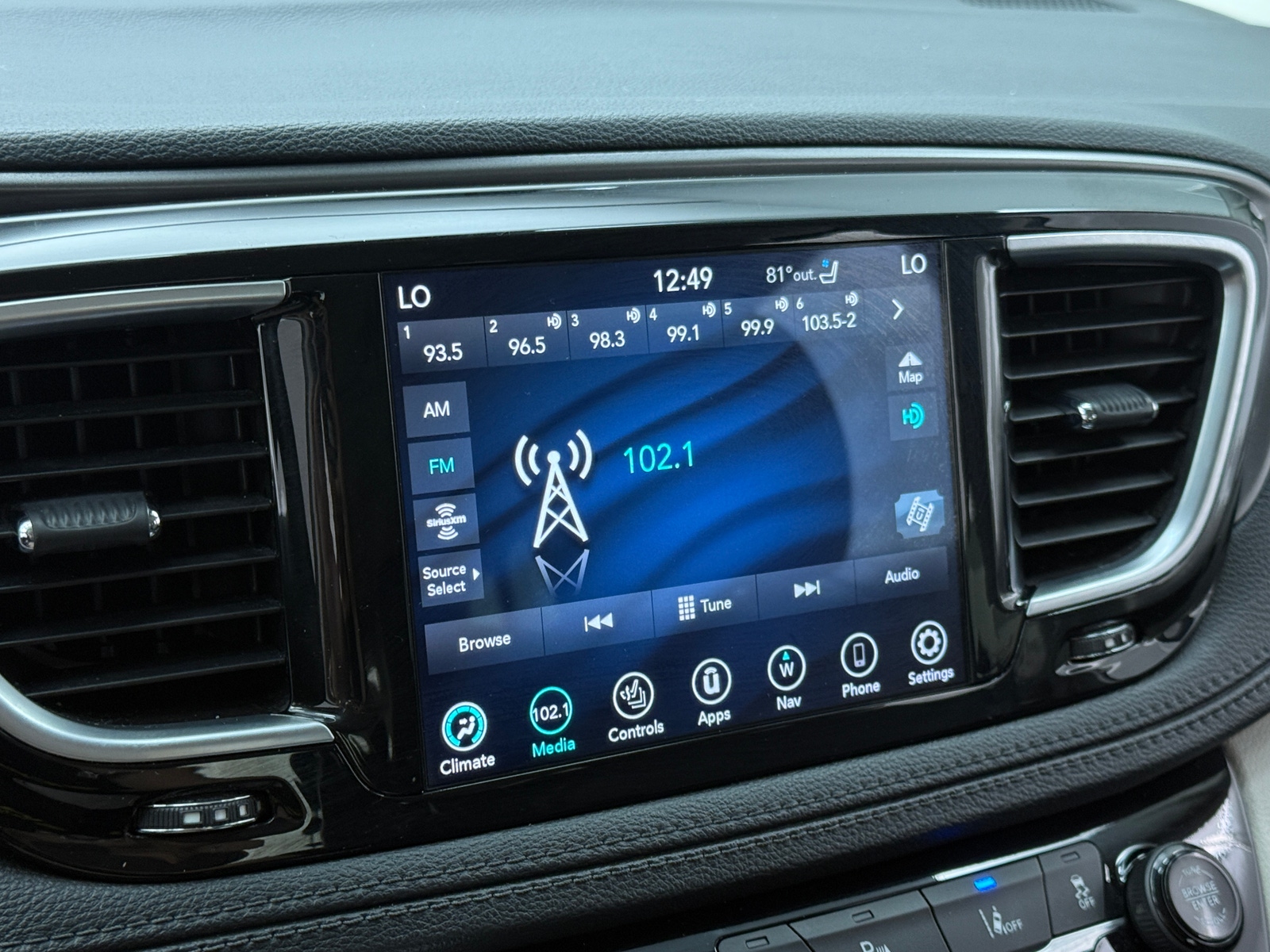 Thumbnail: 2019 Chrysler Pacifica - 3