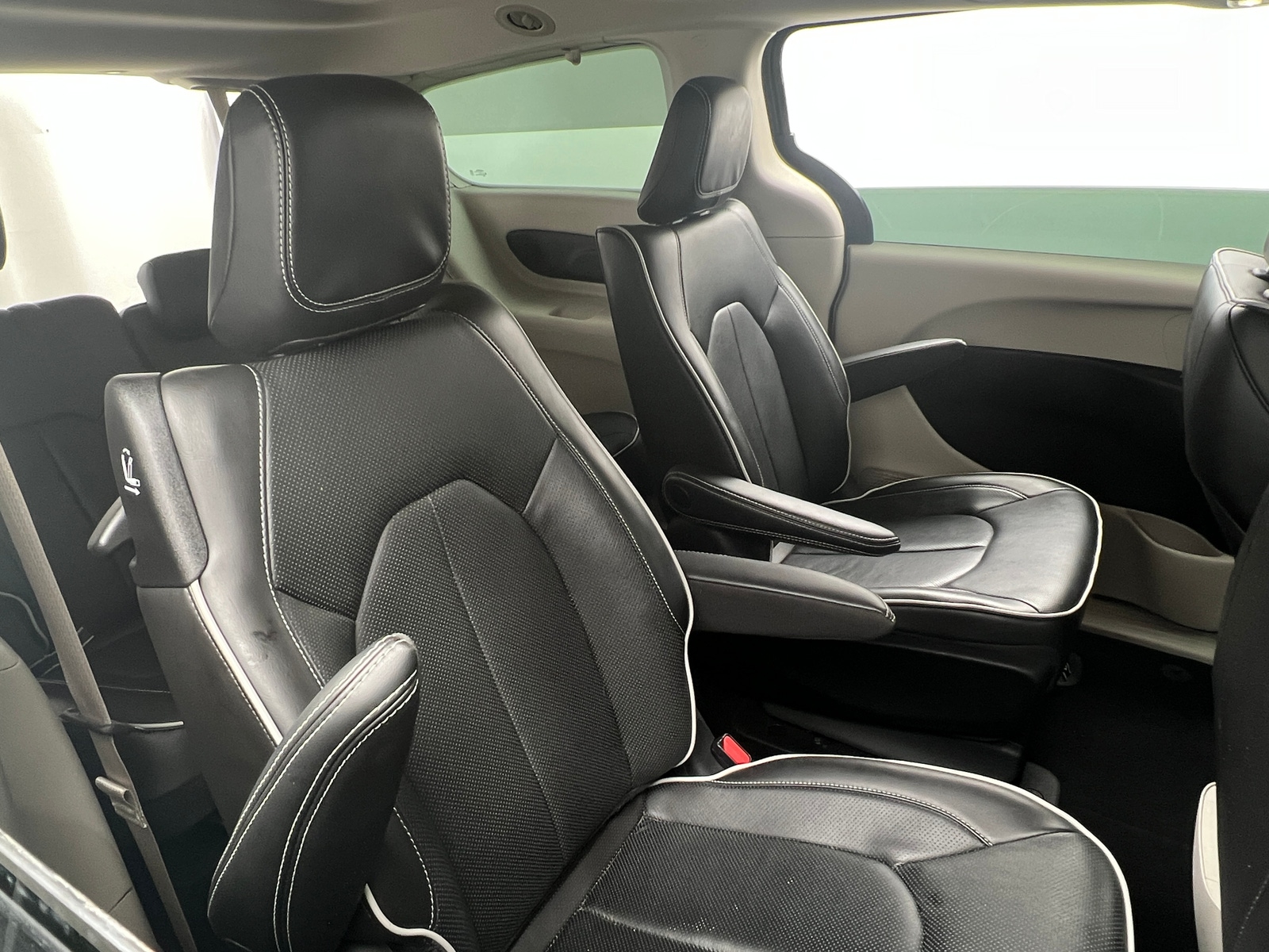 Thumbnail: 2022 Chrysler Pacifica - 5