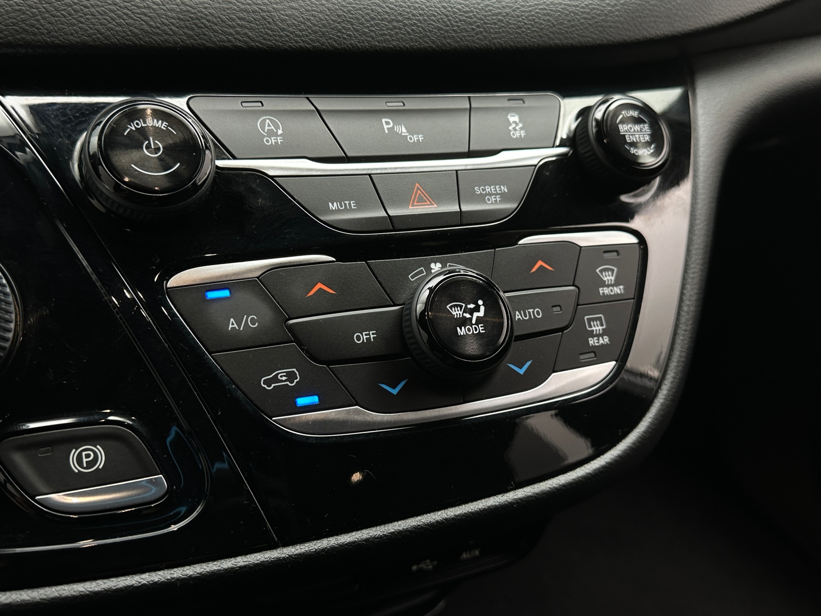 Thumbnail: 2018 Chrysler Pacifica - 4