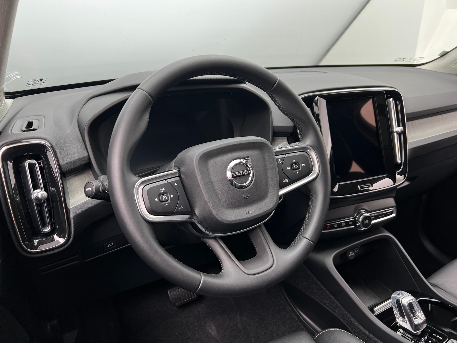 Thumbnail: 2025 Volvo XC40 - 5