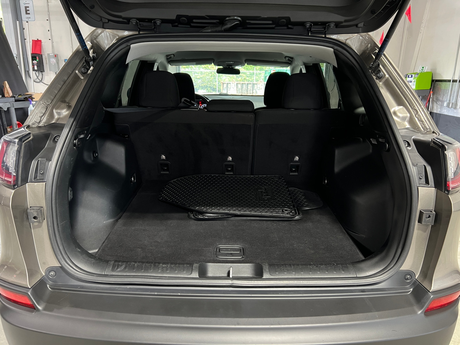 Thumbnail: 2019 Jeep Cherokee - 7