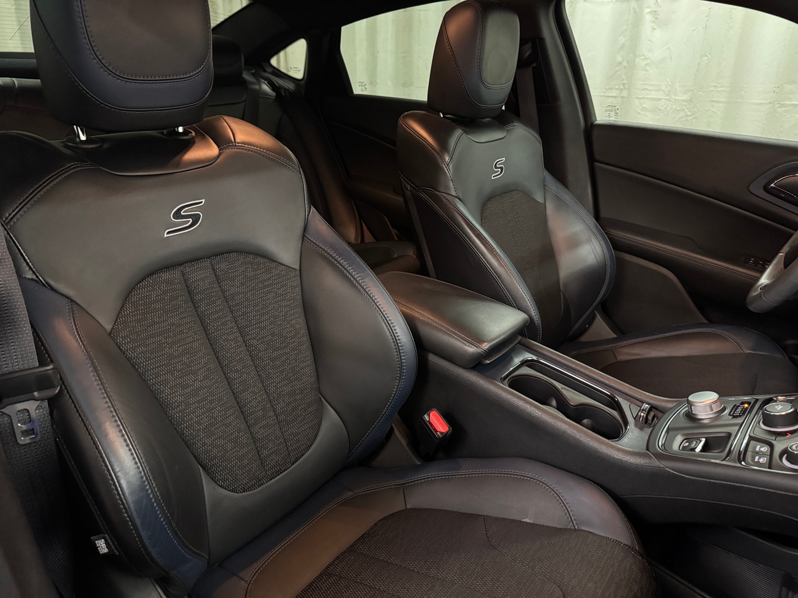 Thumbnail: 2016 Chrysler 200 - 2