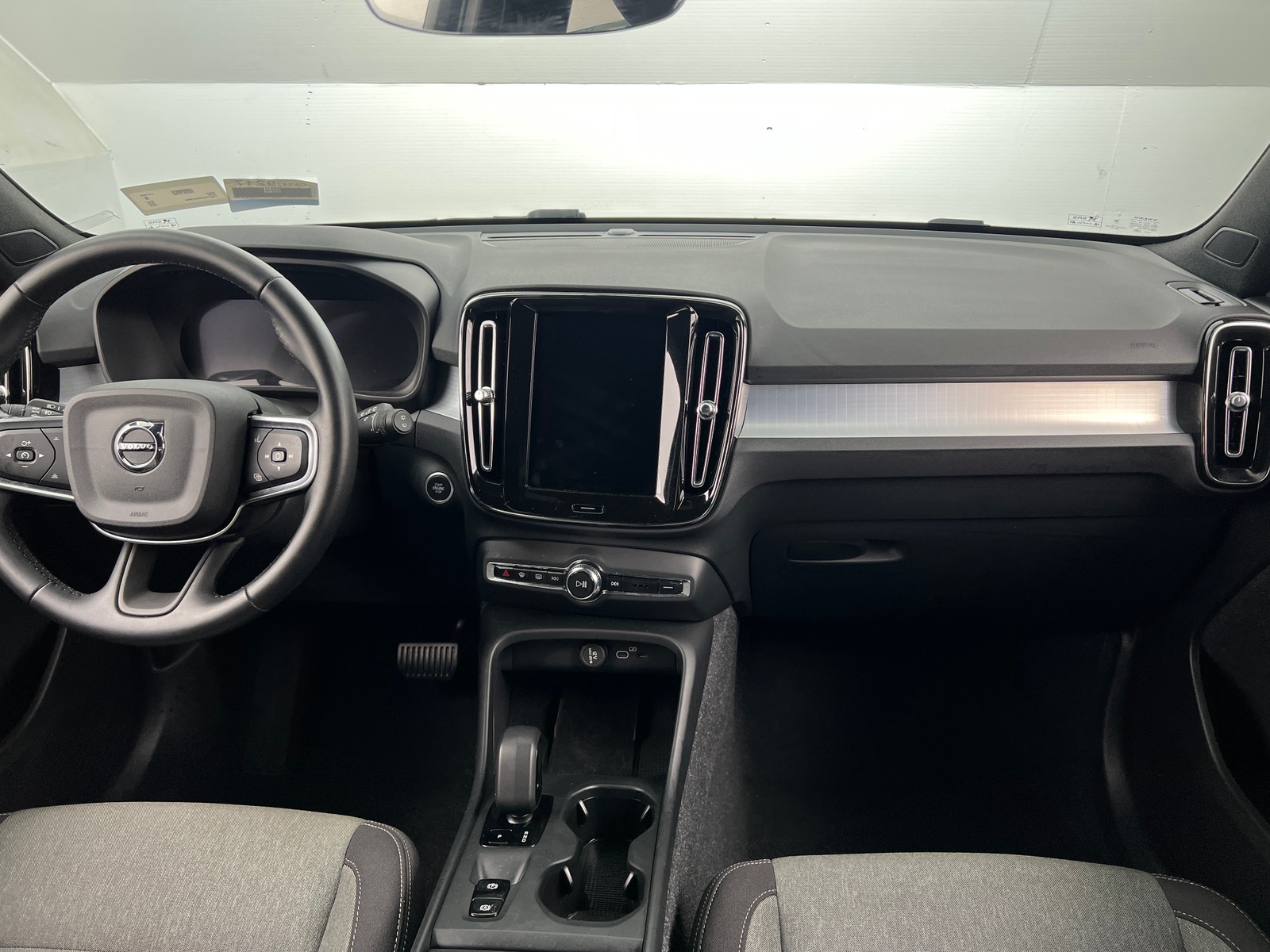 Thumbnail: 2025 Volvo XC40 - 3