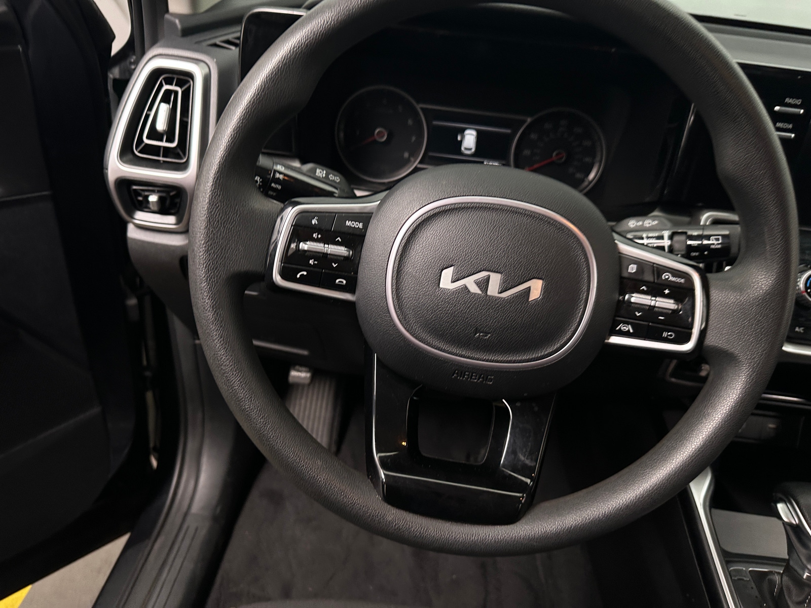 Thumbnail: 2023 Kia Sorento - 5