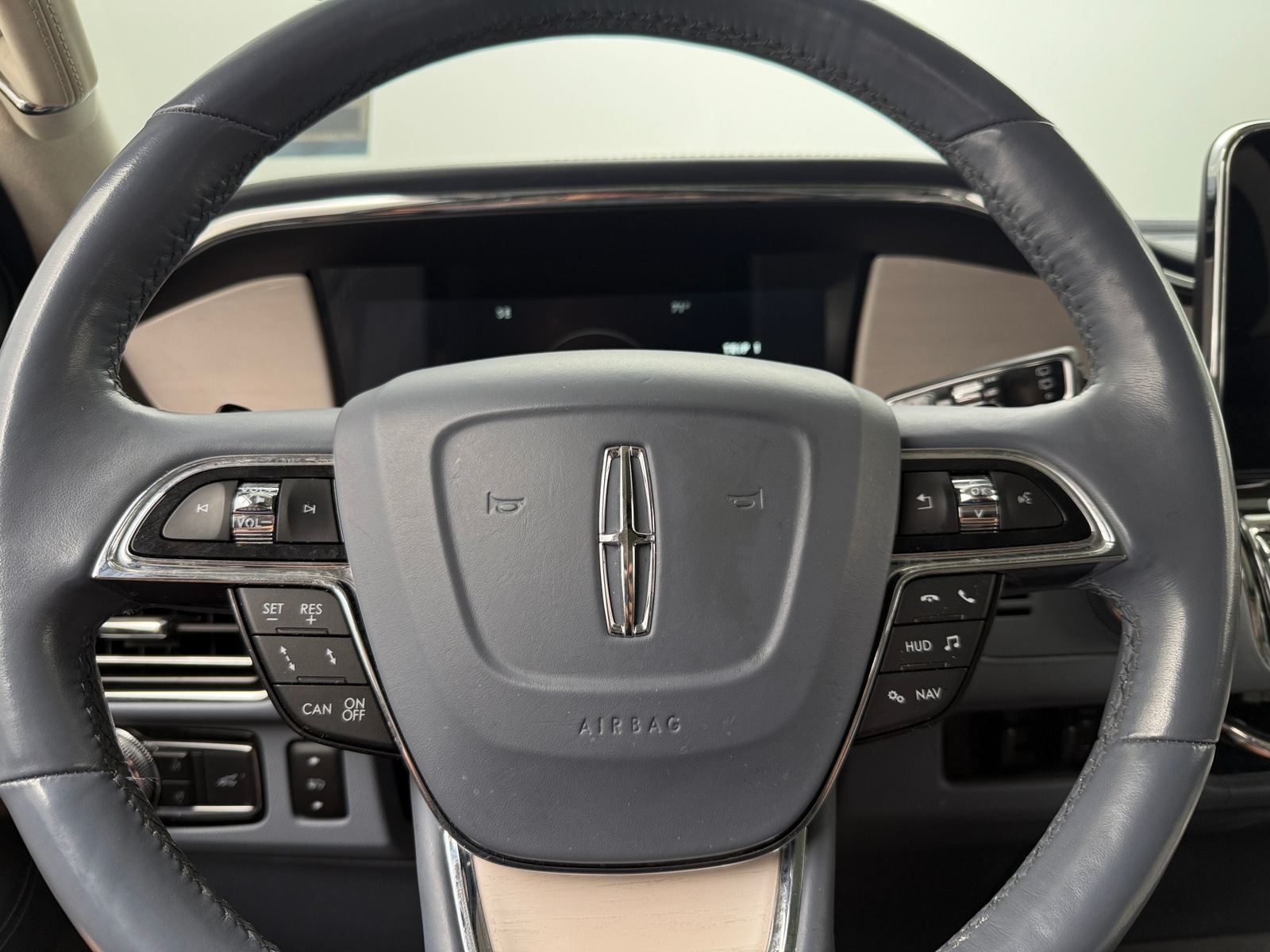 Thumbnail: 2021 Lincoln Navigator - 4