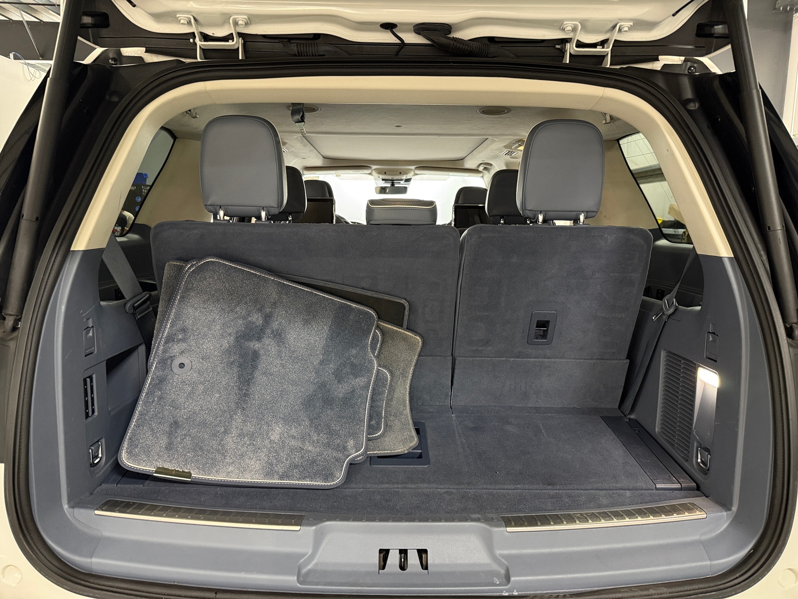 Thumbnail: 2021 Lincoln Navigator - 6