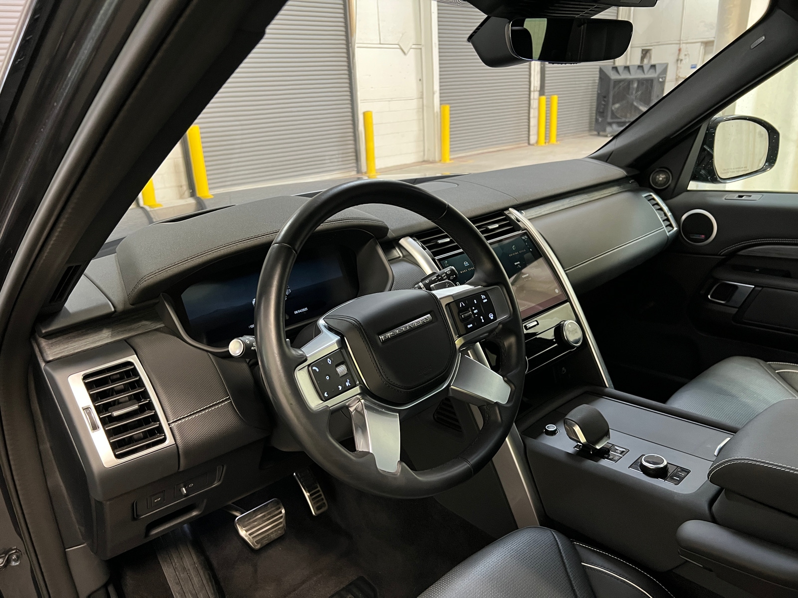 Thumbnail: 2023 Land Rover Discovery - 2