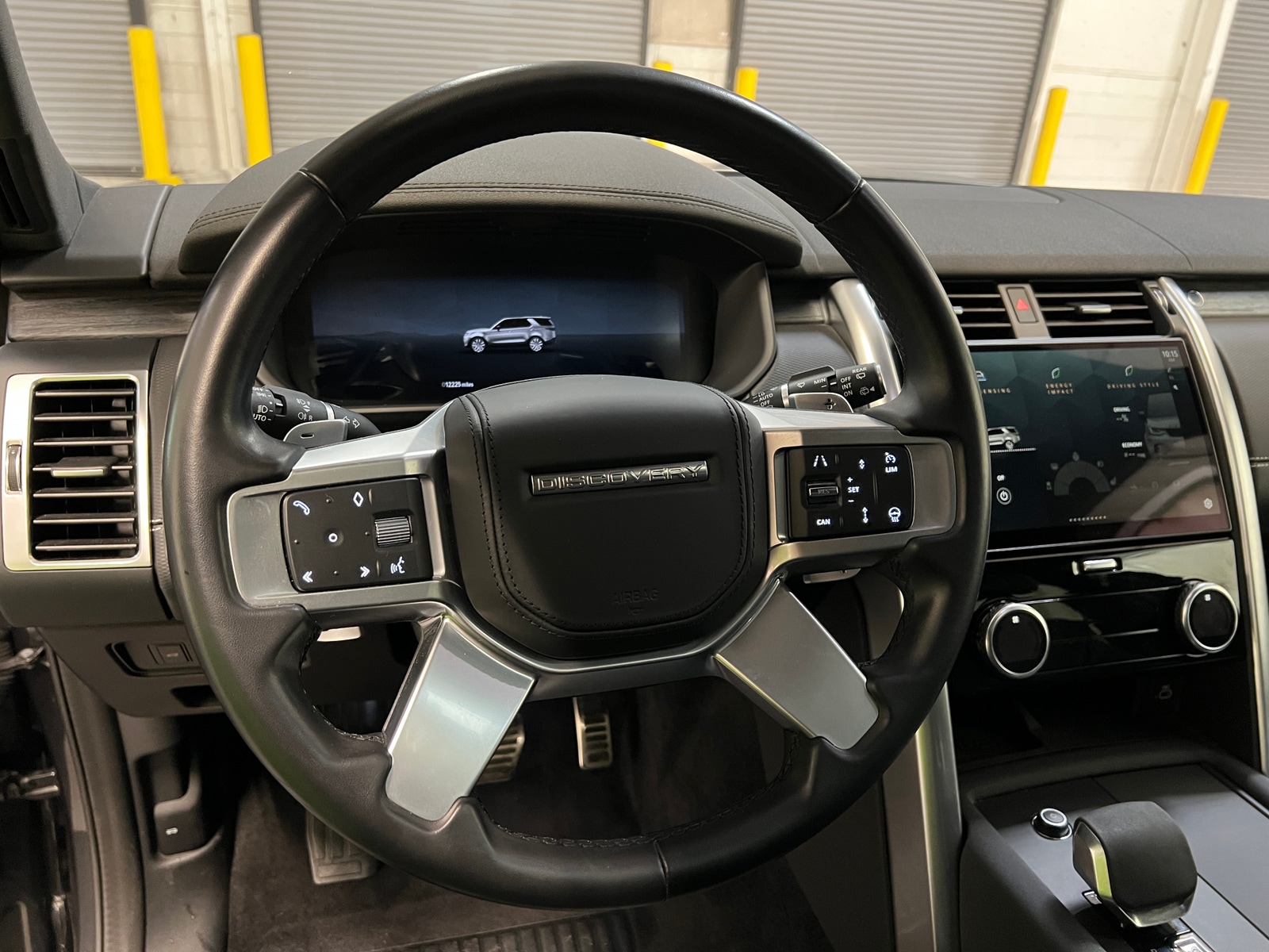 Thumbnail: 2023 Land Rover Discovery - 4