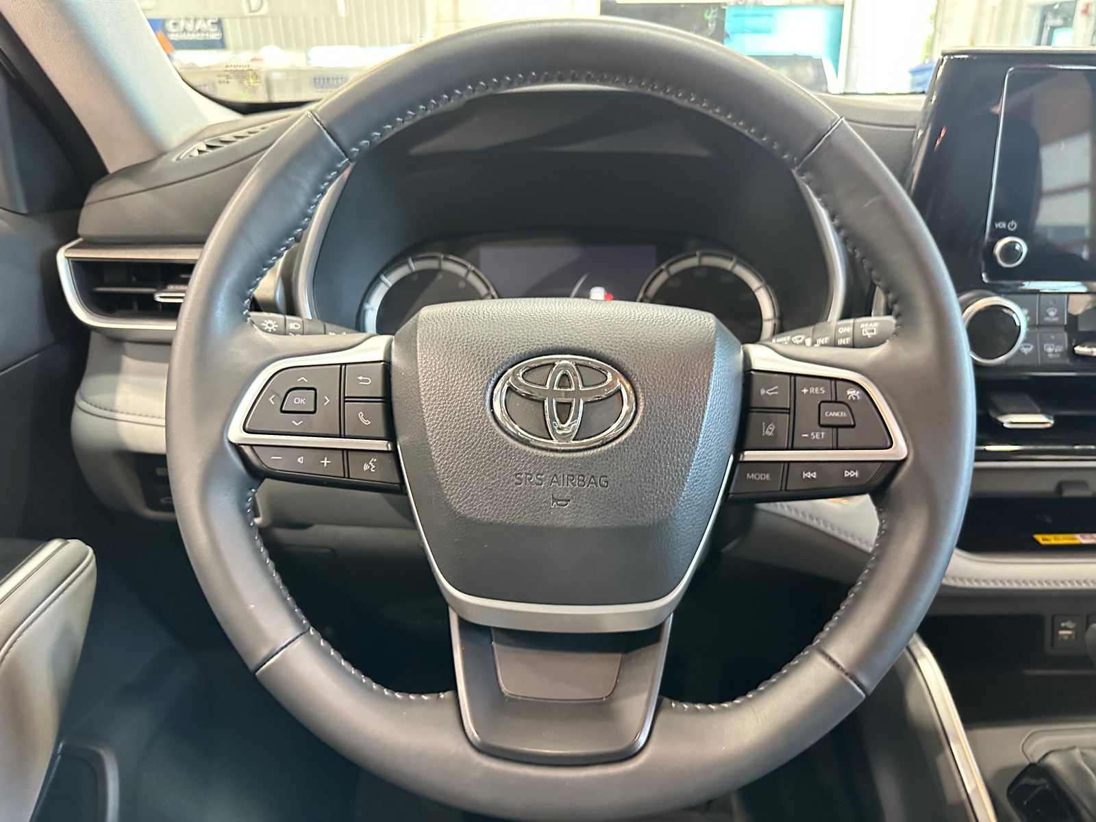 Thumbnail: 2023 Toyota Highlander - 4