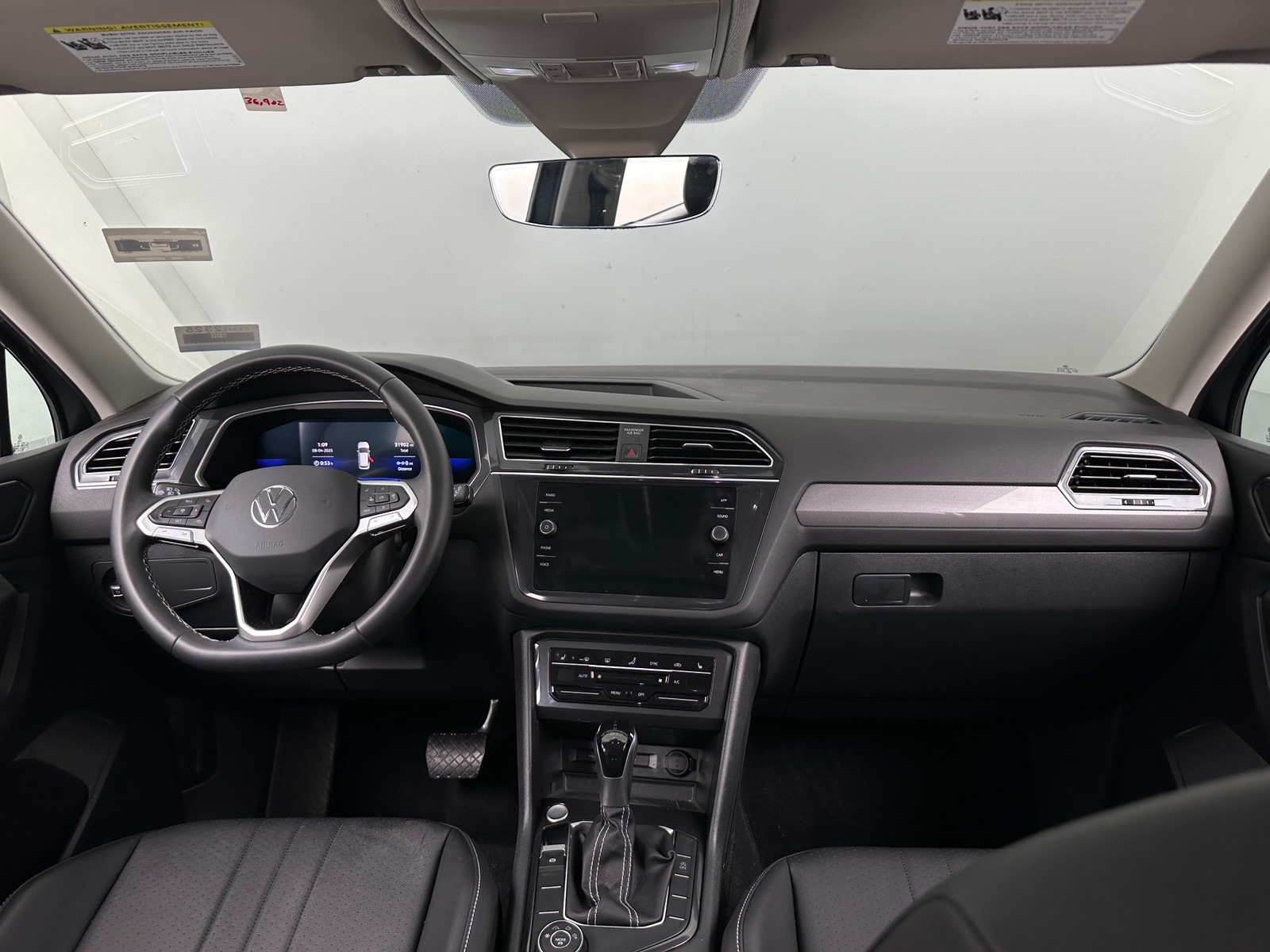 Thumbnail: 2023 Volkswagen Tiguan - 2