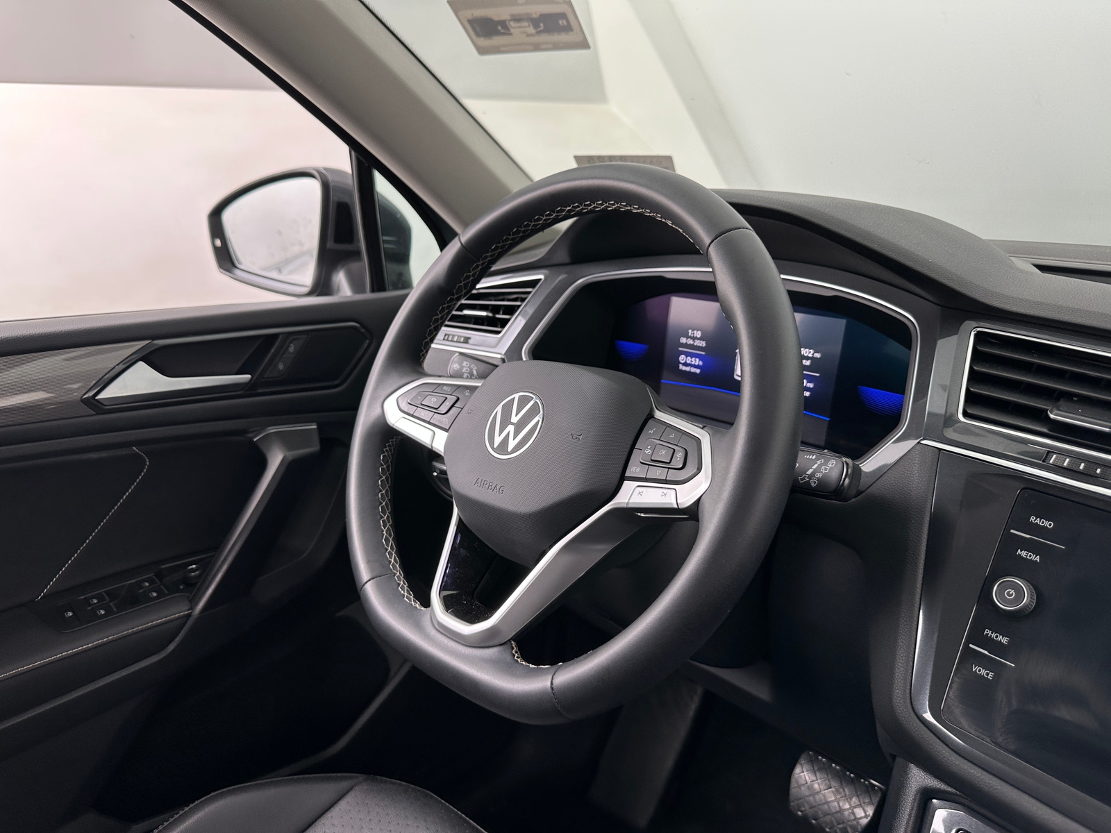 Thumbnail: 2023 Volkswagen Tiguan - 4