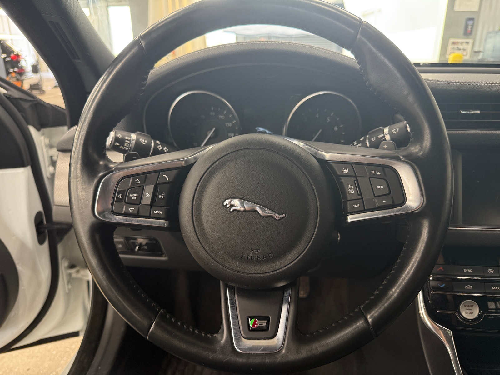 Thumbnail: 2017 Jaguar XF - 4