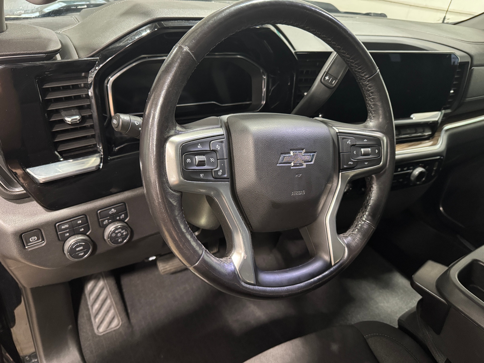Thumbnail: 2022 Chevrolet Silverado 1500 - 3