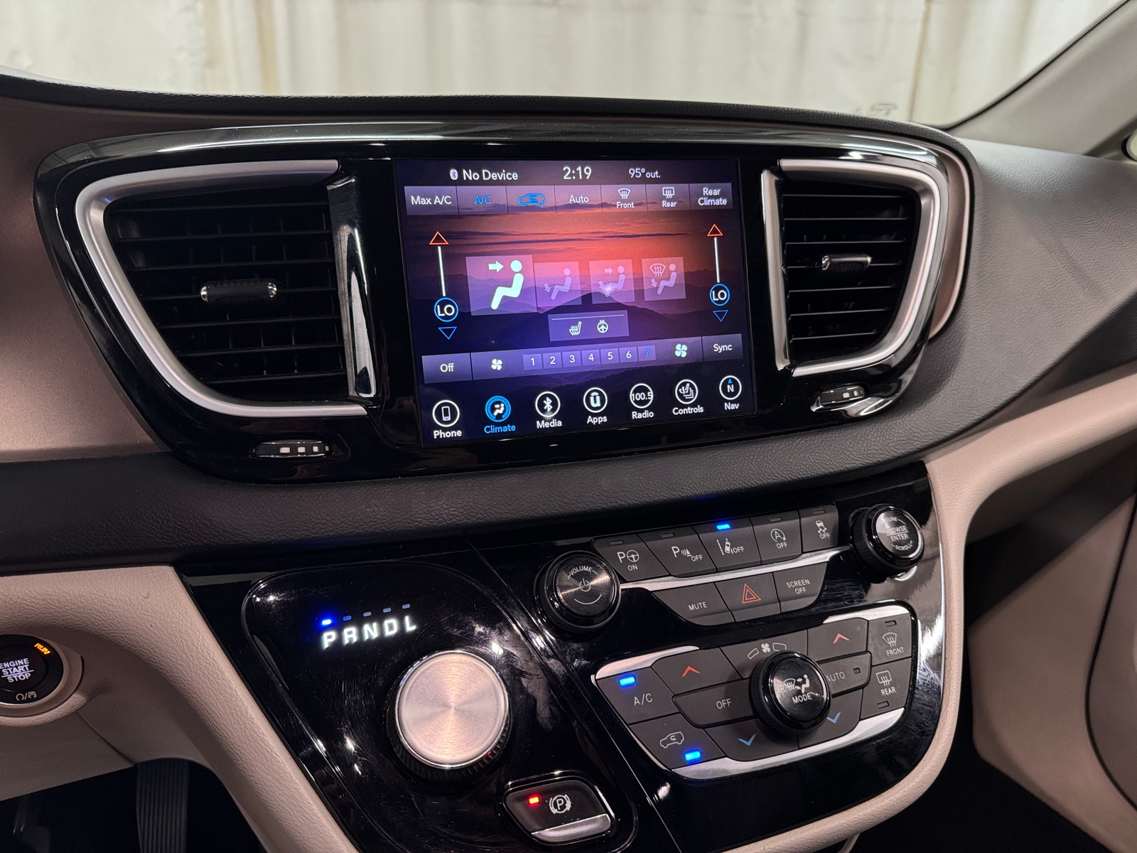 Thumbnail: 2018 Chrysler Pacifica - 3