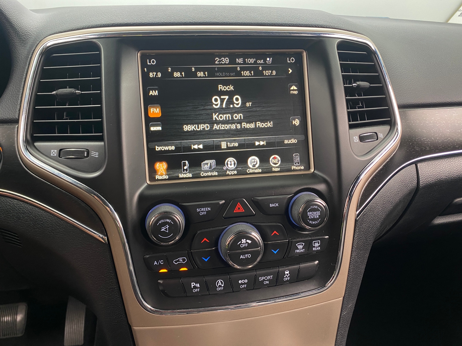 Thumbnail: 2017 Jeep Grand Cherokee - 3