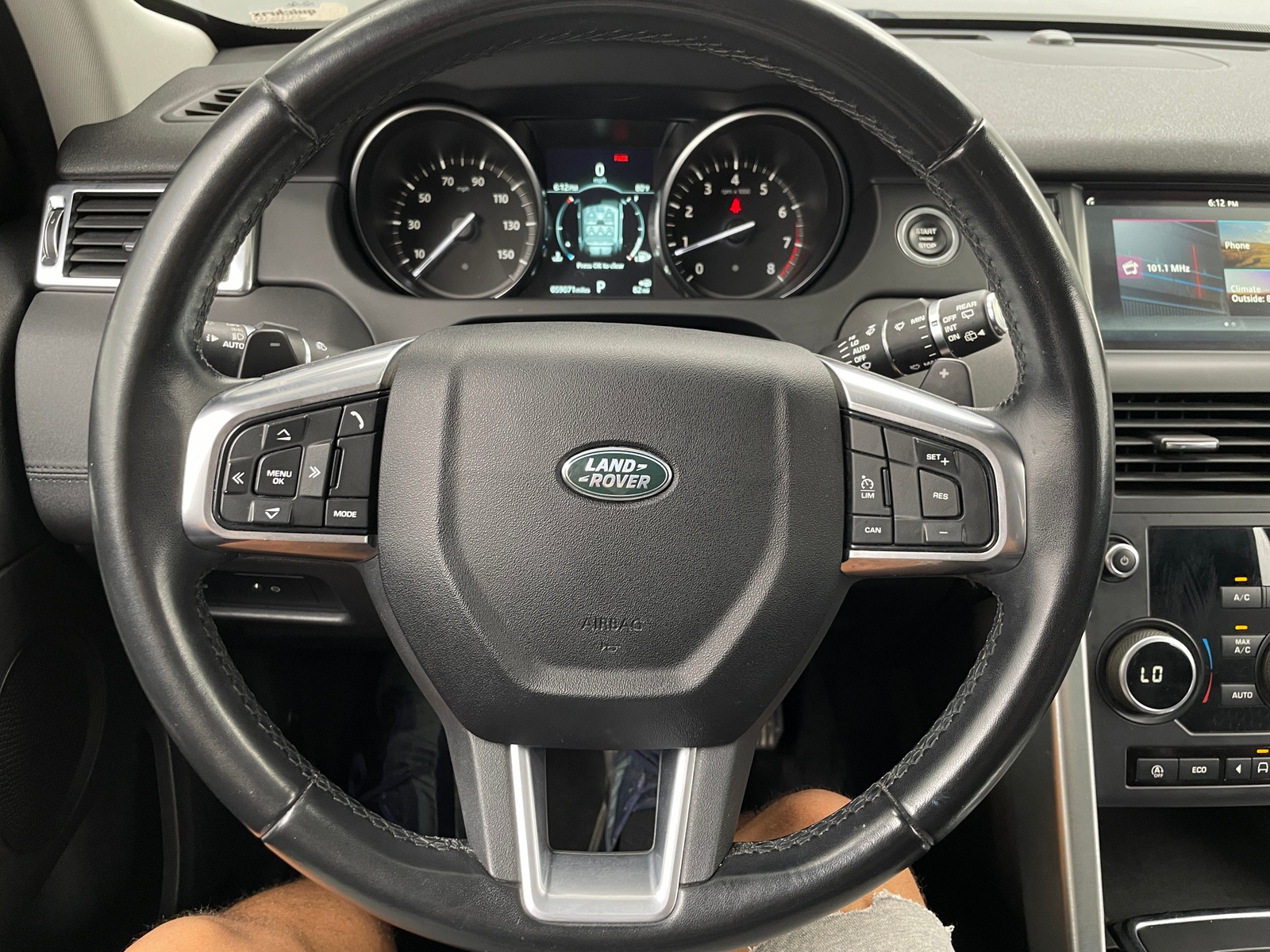 Thumbnail: 2019 Land Rover Discovery Sport - 4