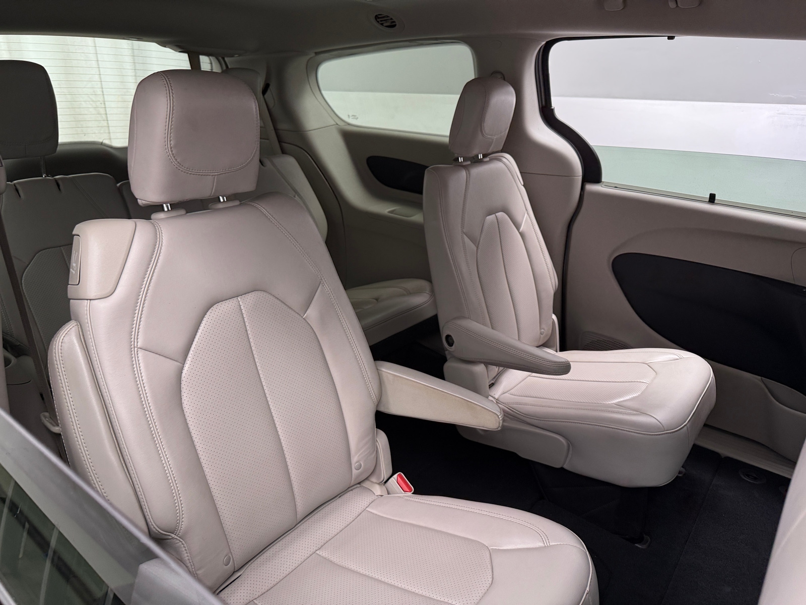 Thumbnail: 2021 Chrysler Voyager - 5