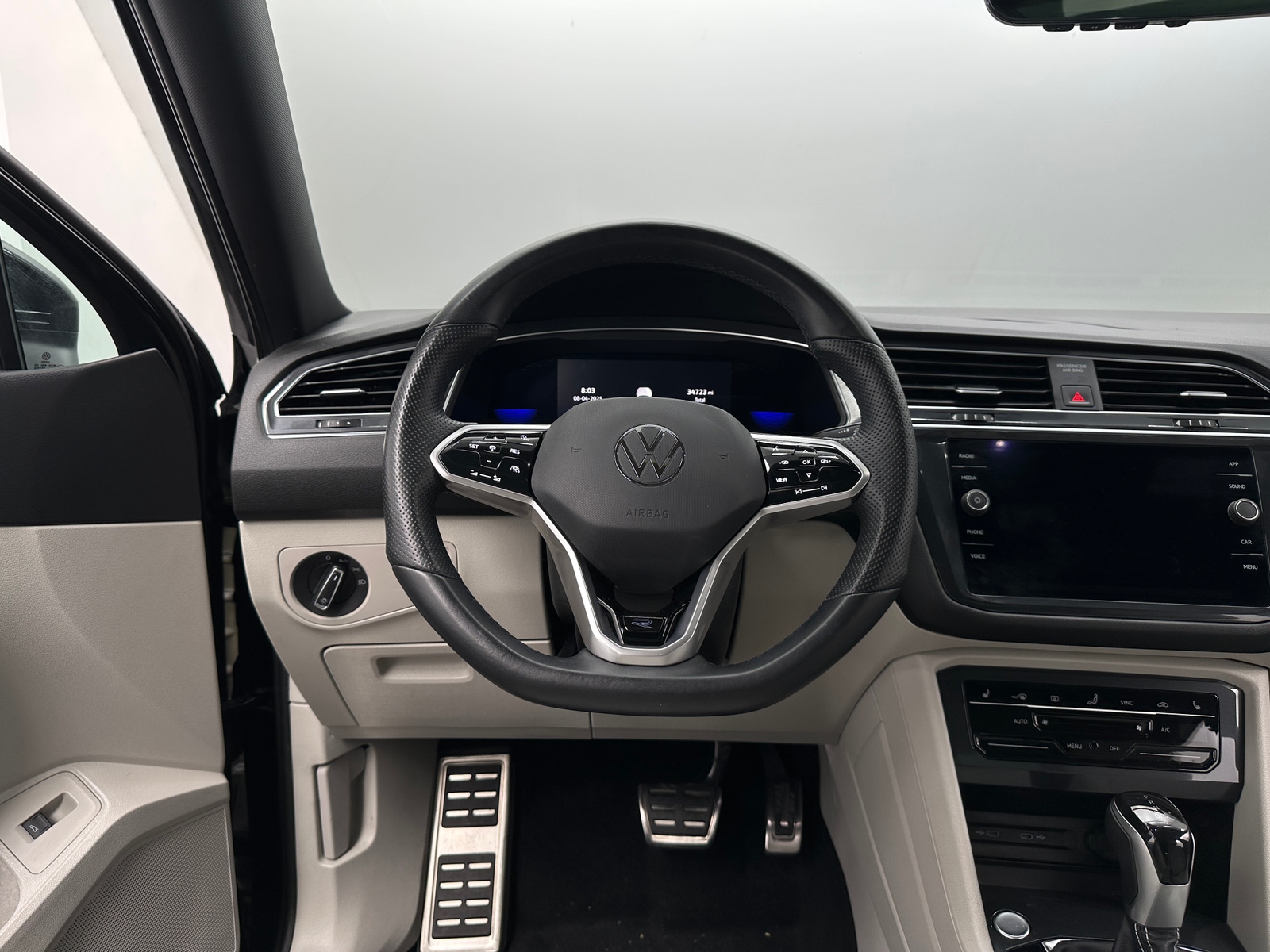 Thumbnail: 2022 Volkswagen Tiguan - 4
